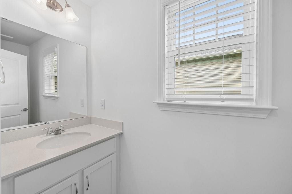 668 Saxon Avenue Property Photo 17