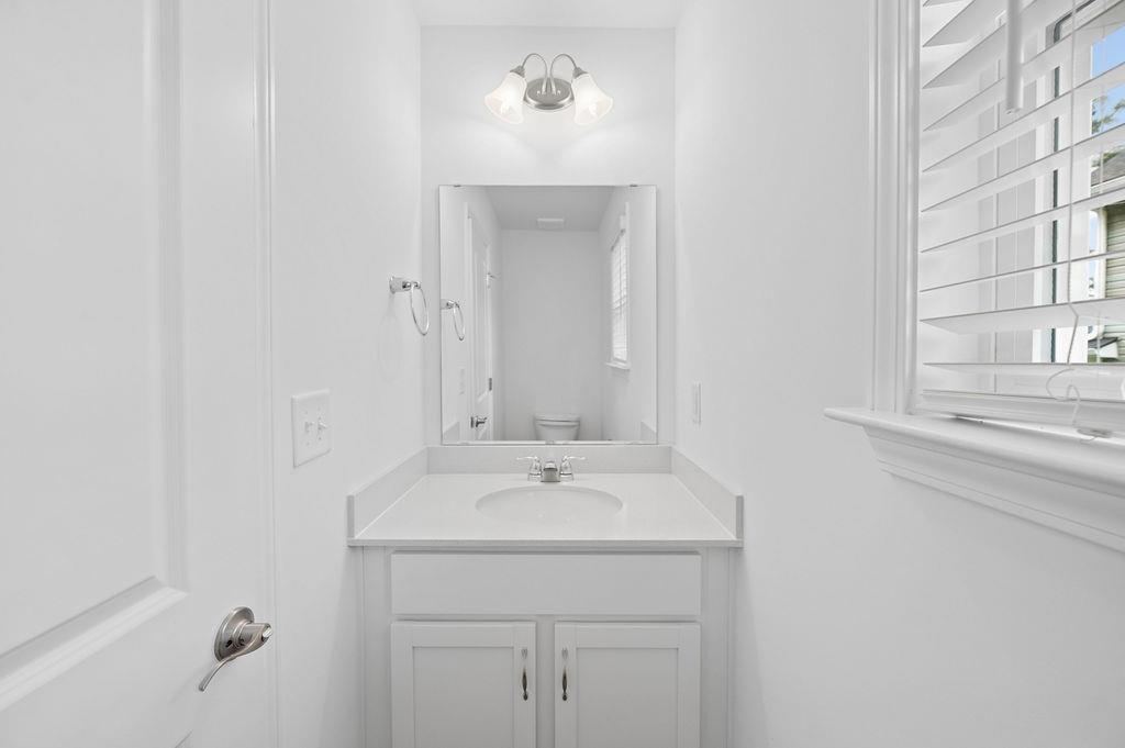 668 Saxon Avenue Property Photo 18