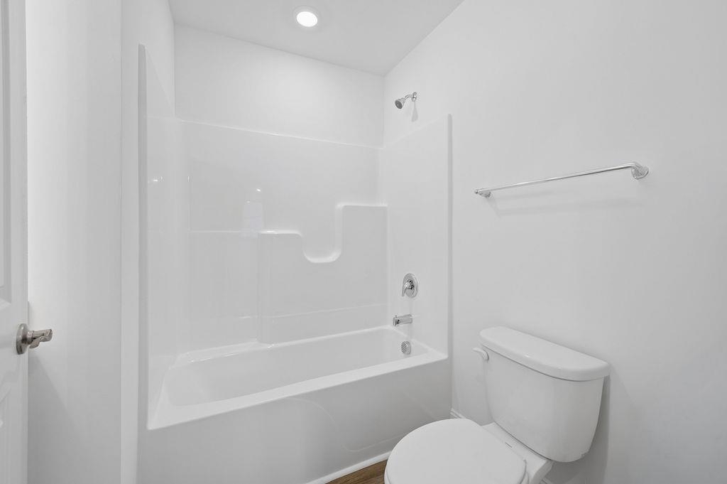 668 Saxon Avenue Property Photo 25