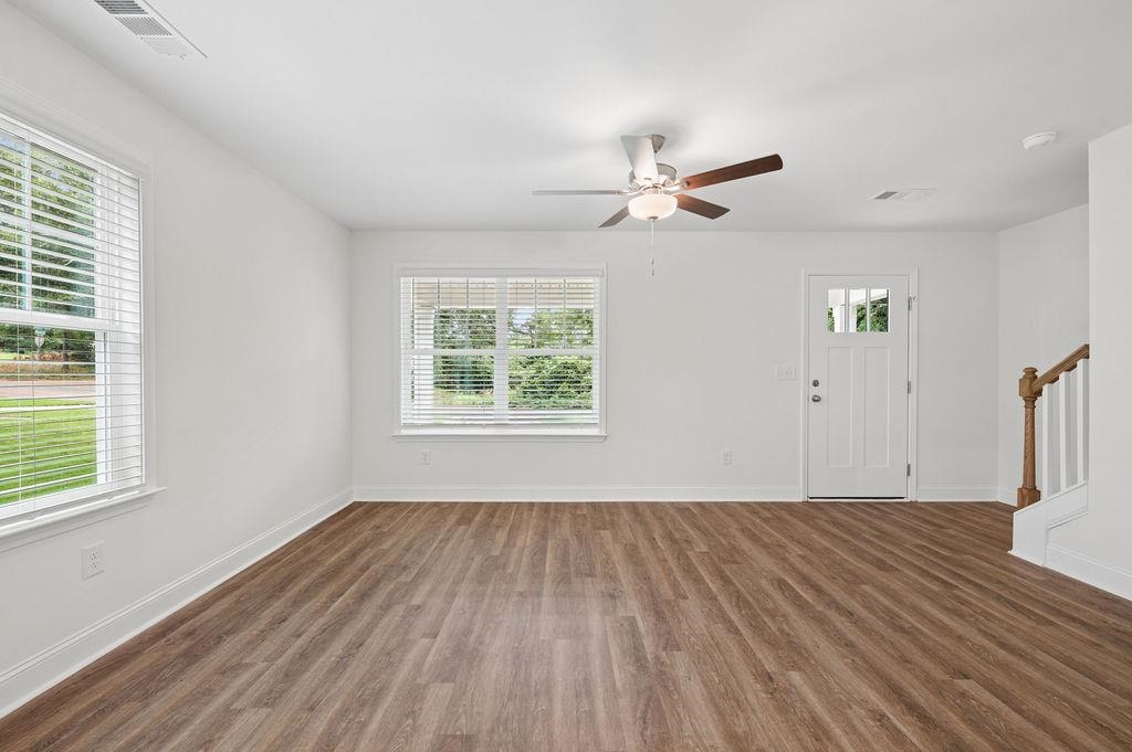 672 Saxon Avenue Property Photo 4