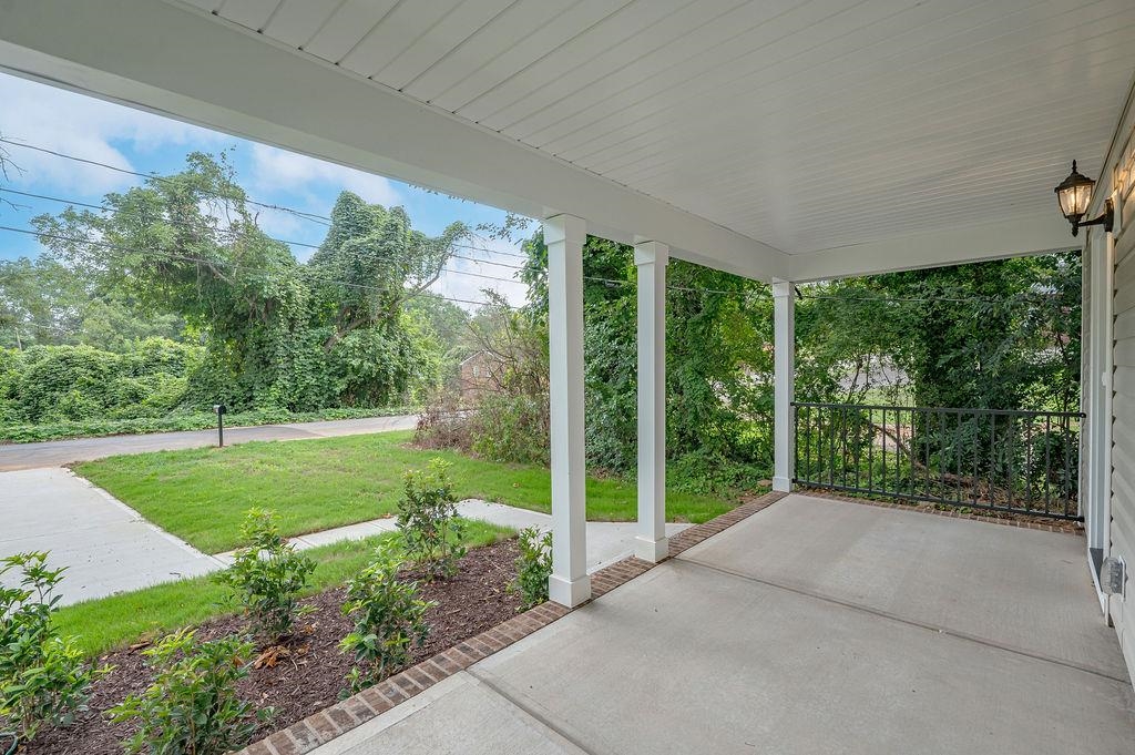 674 Saxon Avenue Property Photo 4