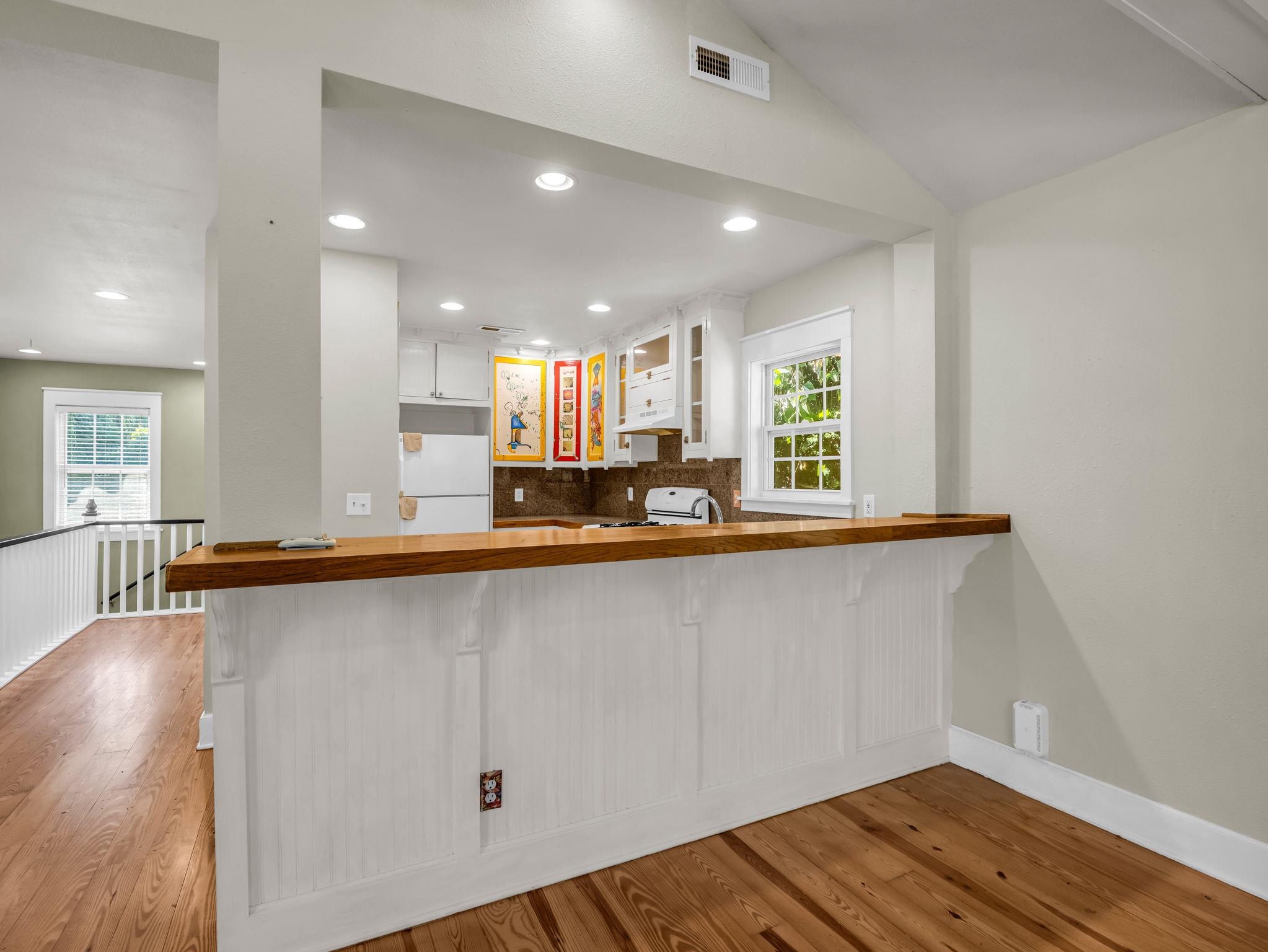 160 E Howard Street Property Photo 6