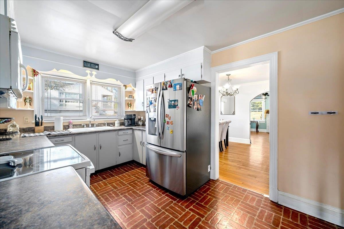 238 California Avenue Property Photo 8