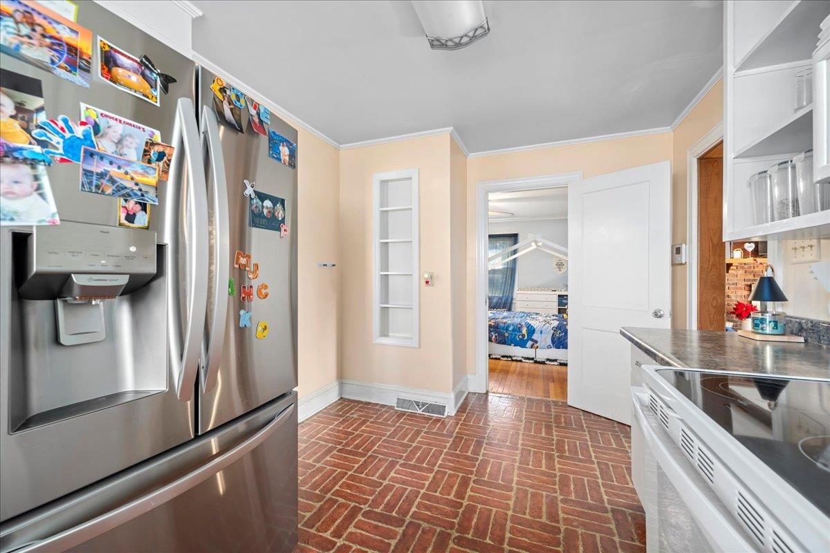 238 California Avenue Property Photo 9
