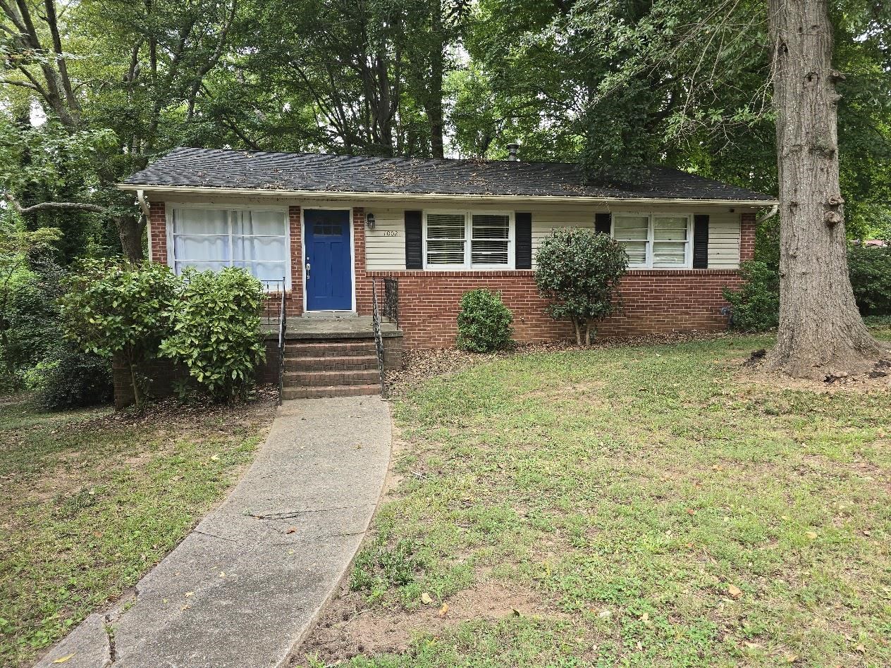 1002 Briarwood Property Photo 4