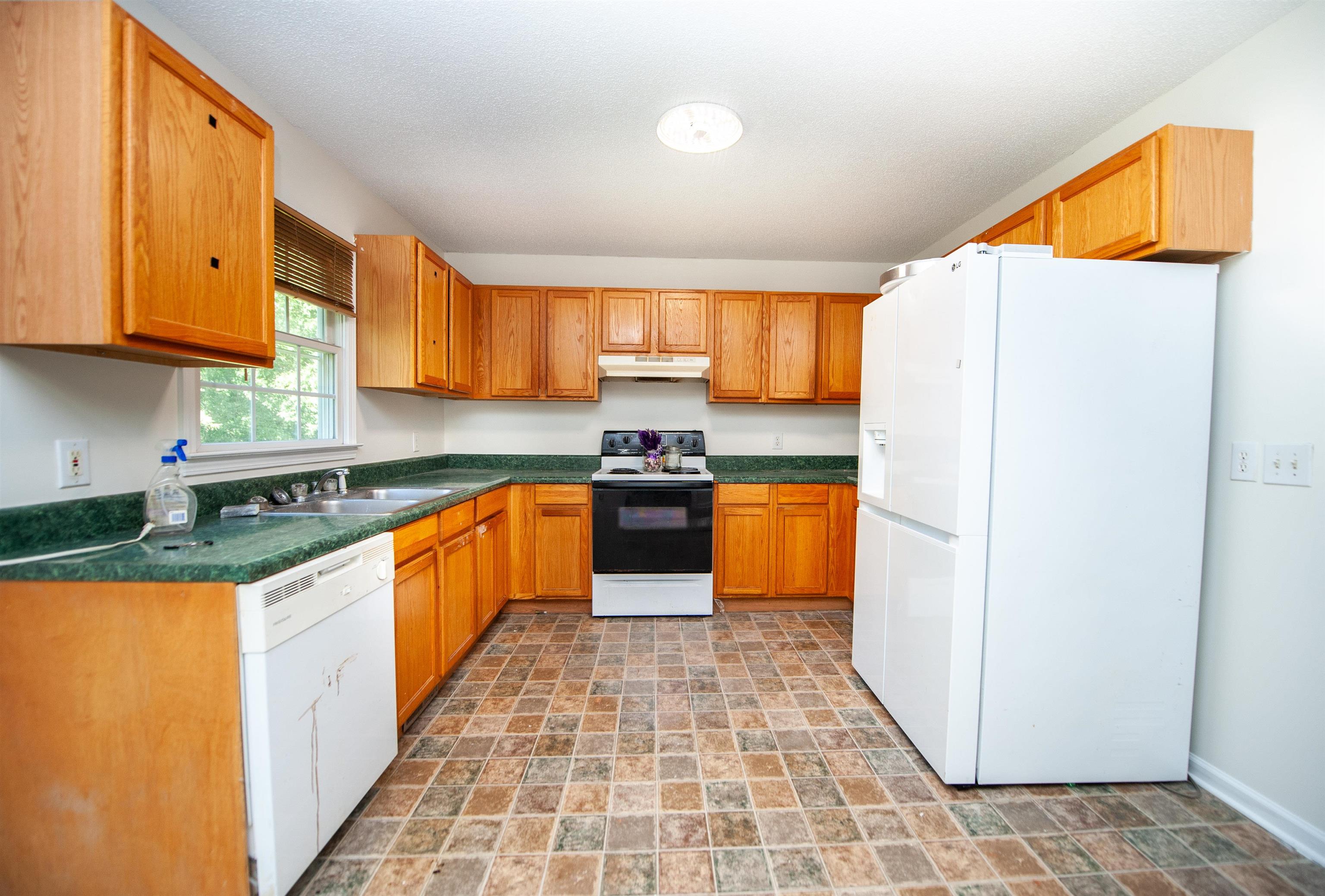 584 N Vernon Street Property Photo 3
