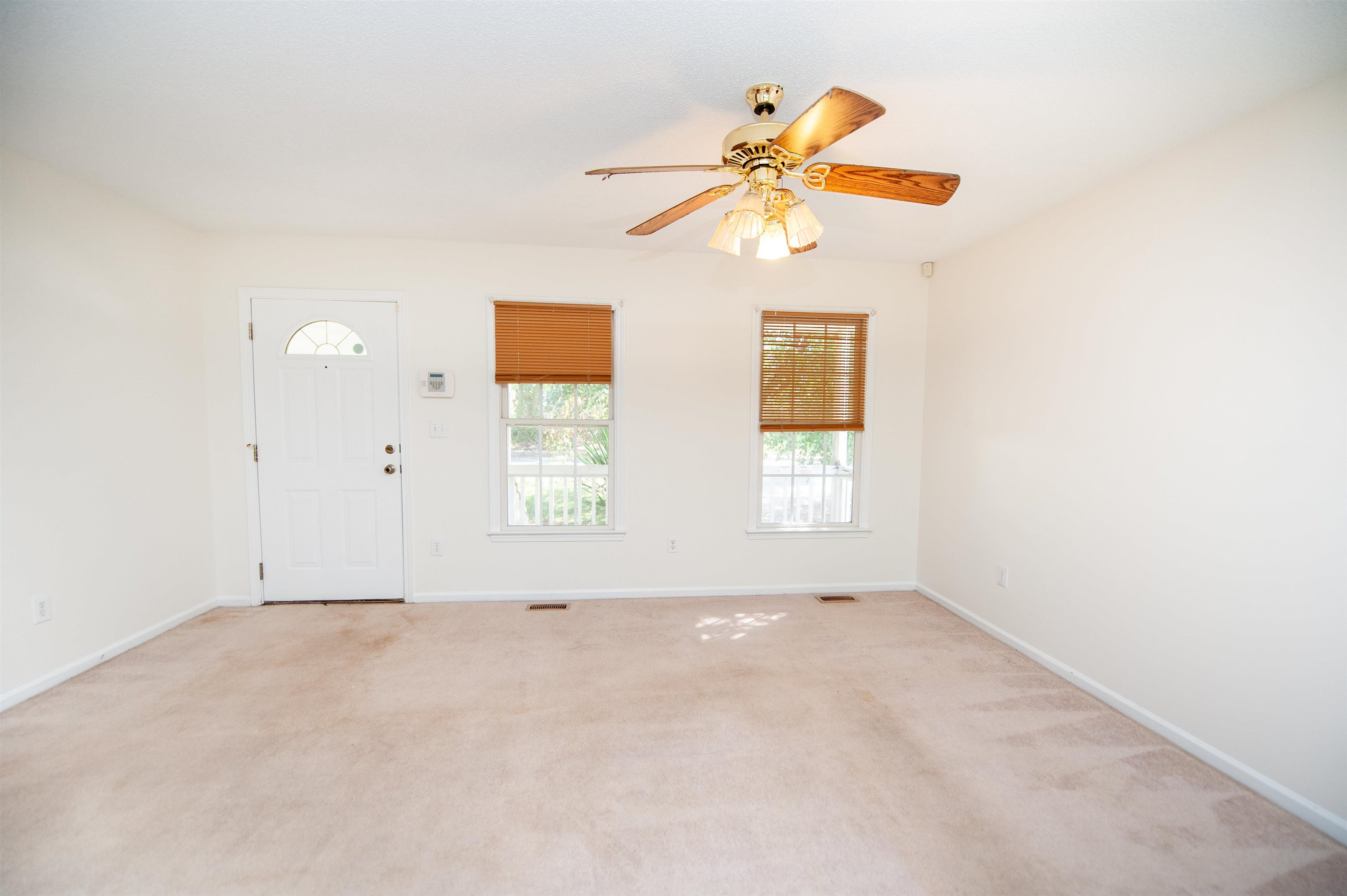 584 N Vernon Street Property Photo 5