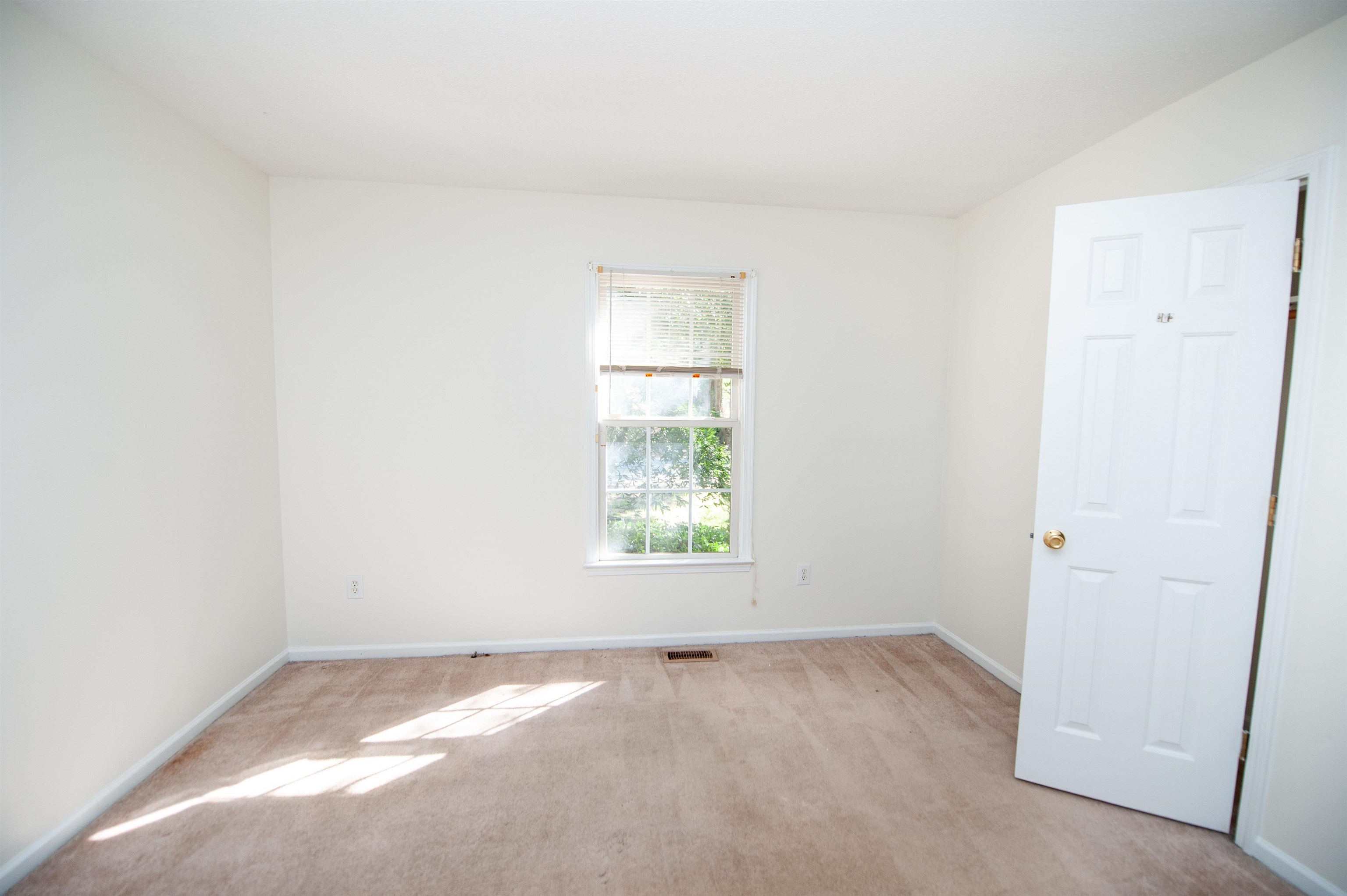 584 N Vernon Street Property Photo 8