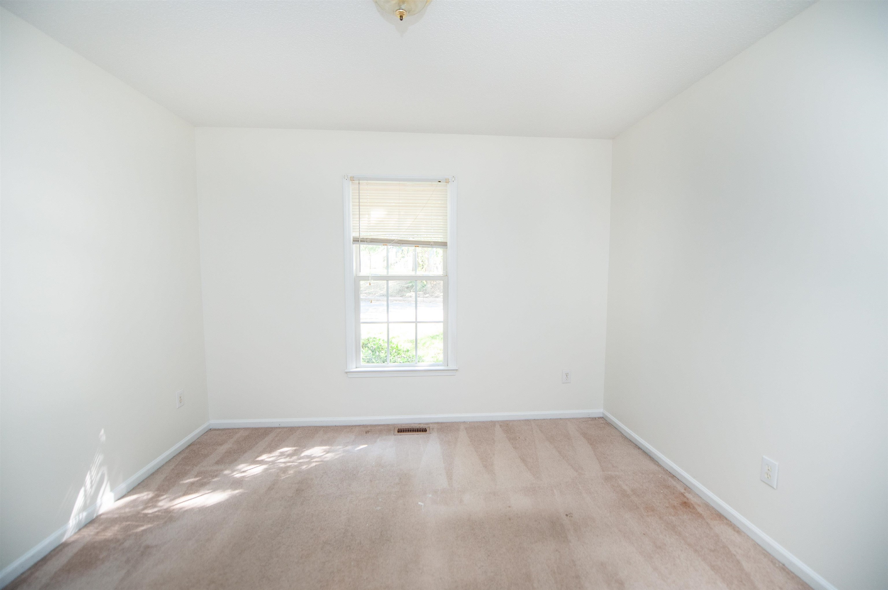 584 N Vernon Street Property Photo 10