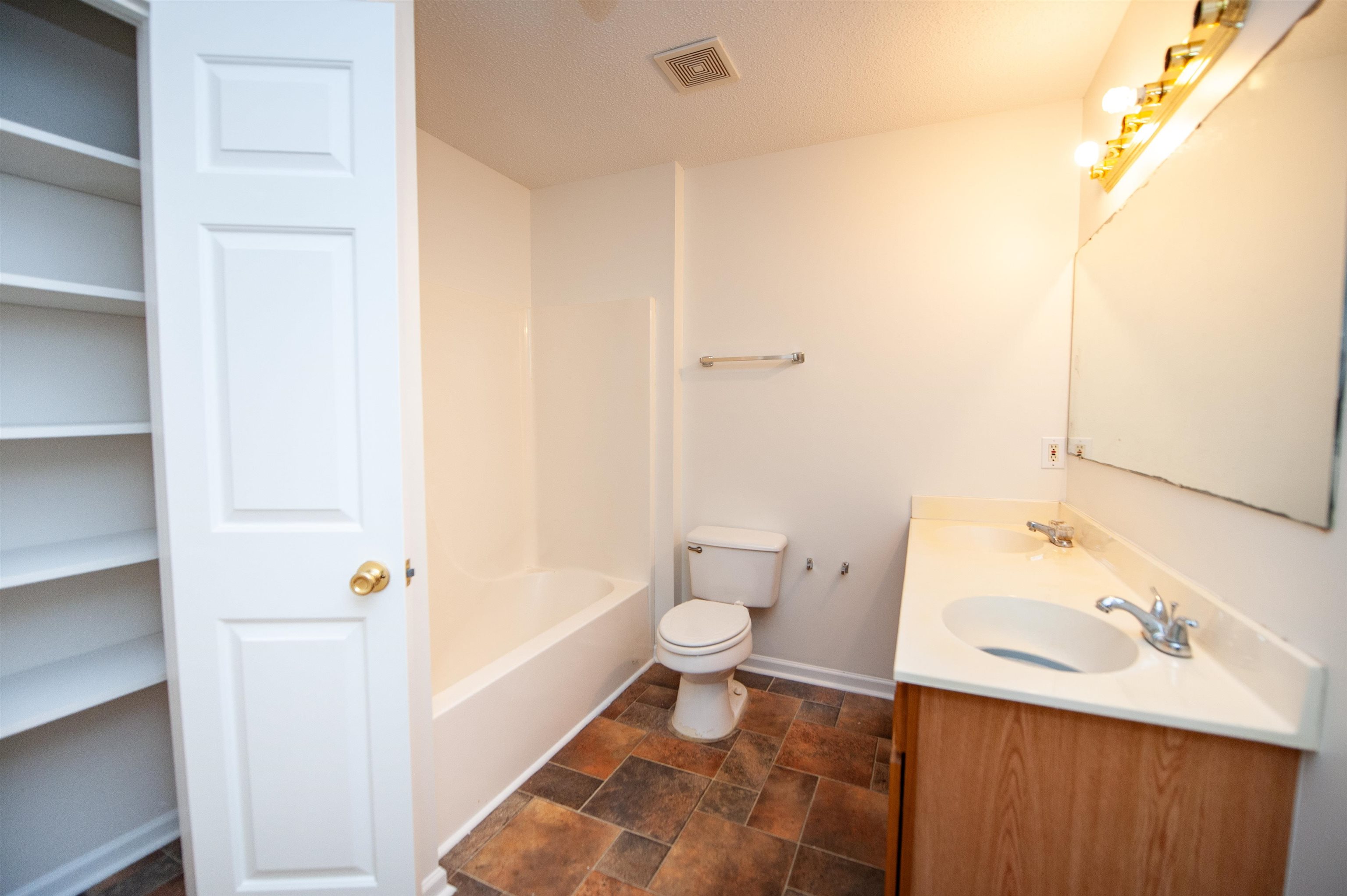 584 N Vernon Street Property Photo 16