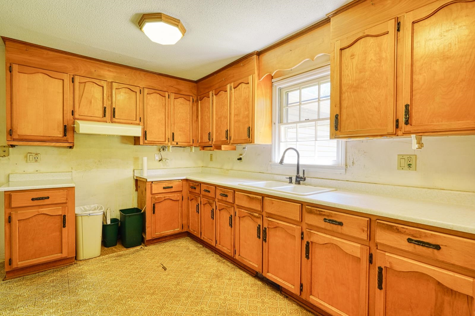 100 Carpenter Drive Property Photo 3