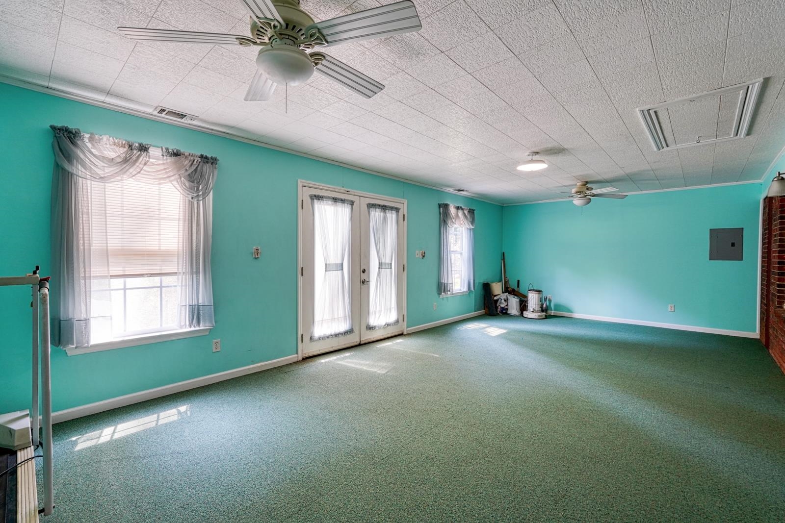 100 Carpenter Drive Property Photo 16