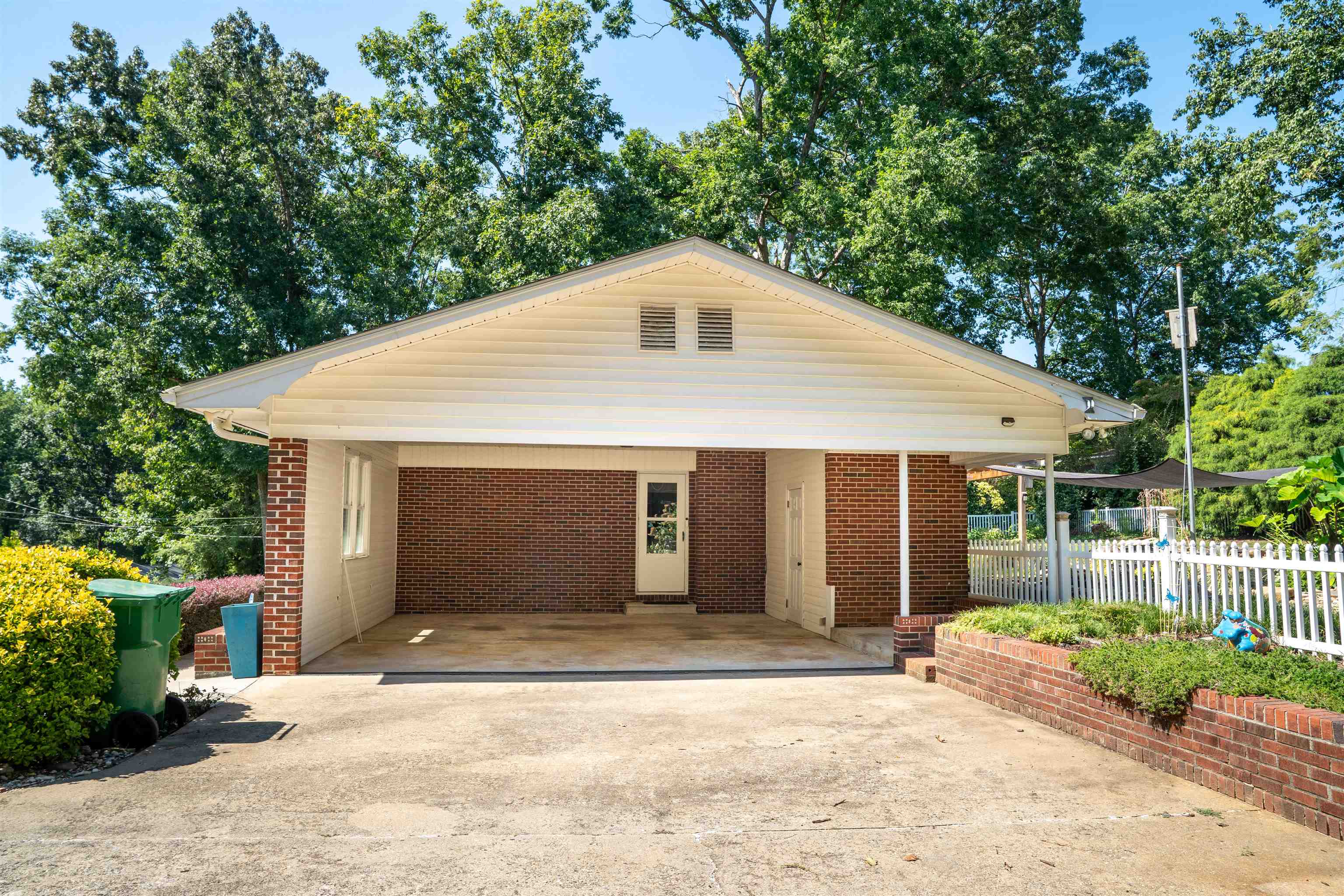 114 E Brookwood Lane Property Photo 6