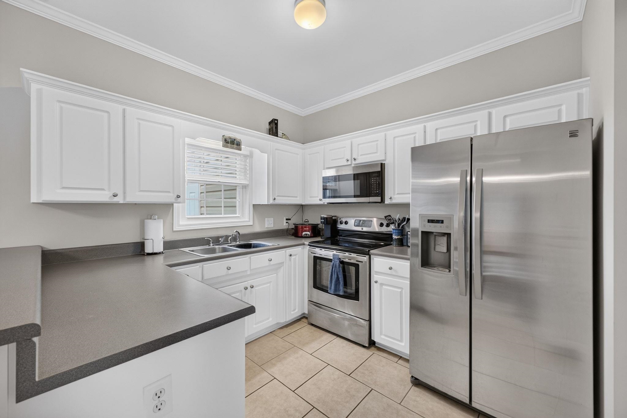 433 Rexford Drive Property Photo 11