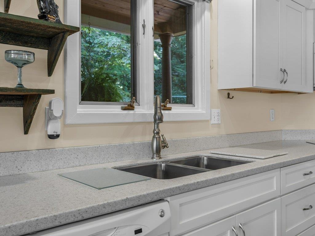 1522 W Lakeshore Drive Property Photo 8