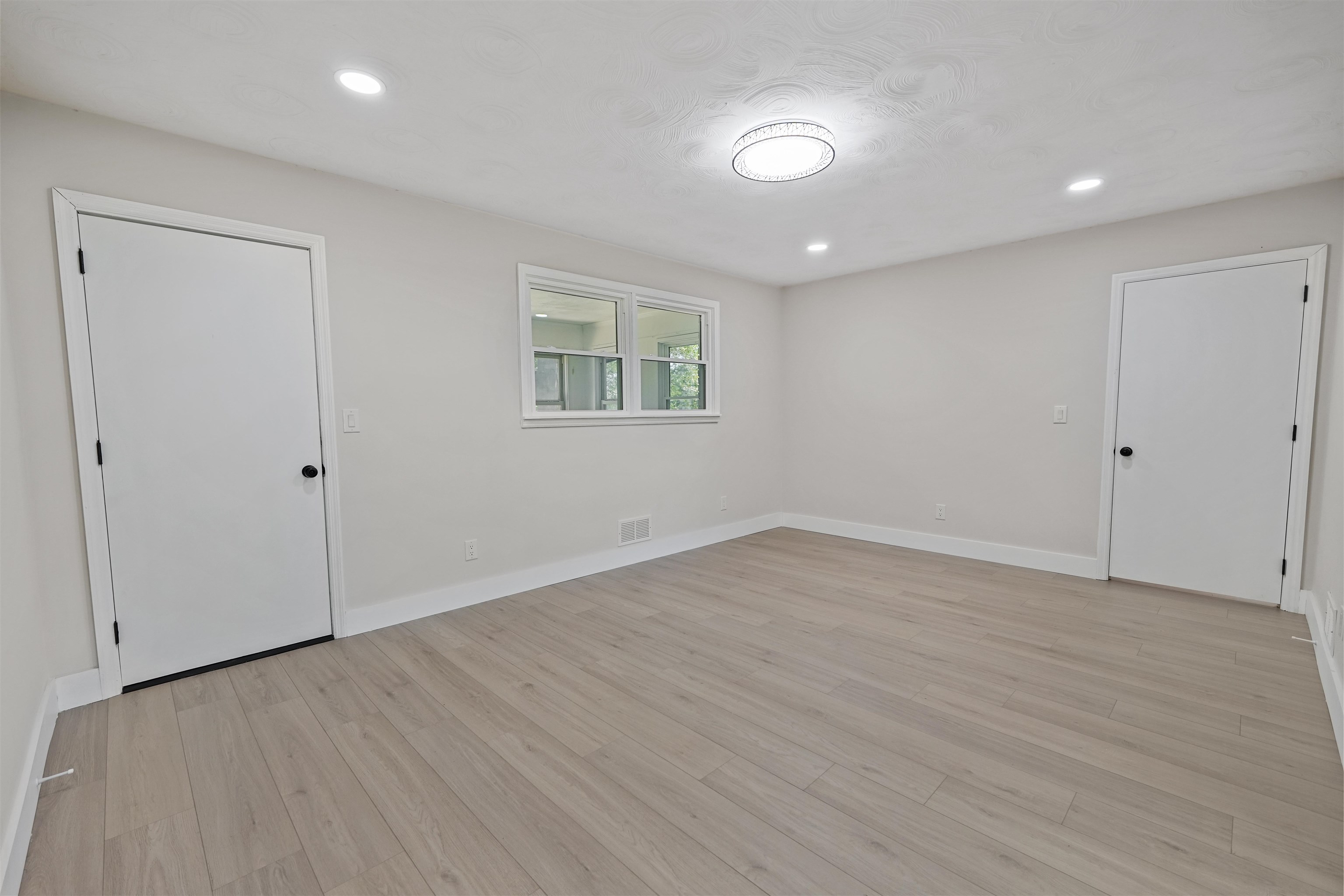139 Whittier Place Property Photo 19