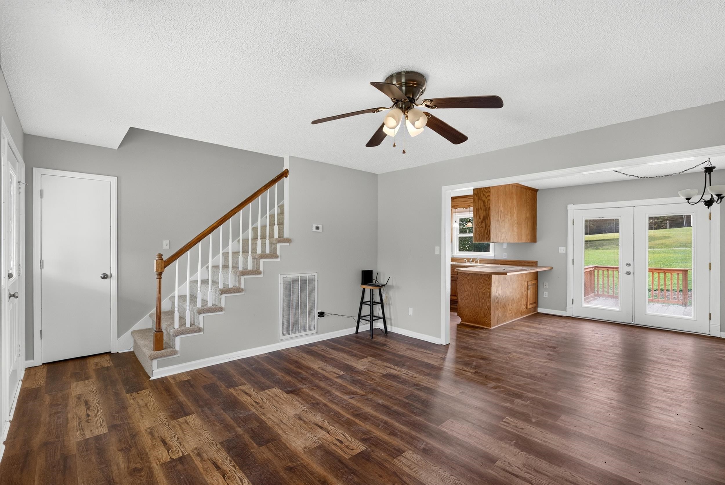 1935 Ford Road Property Photo 6