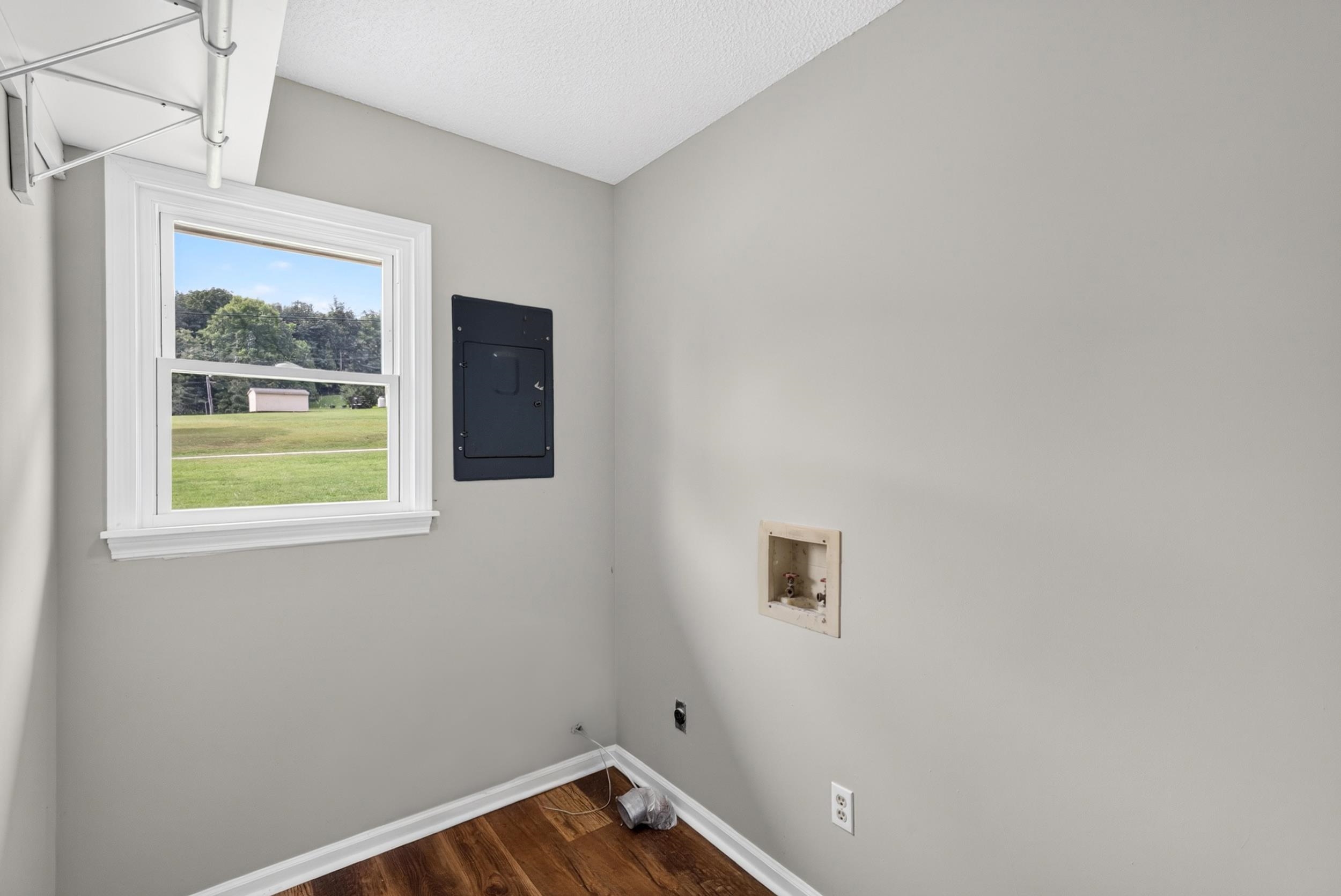 1935 Ford Road Property Photo 11