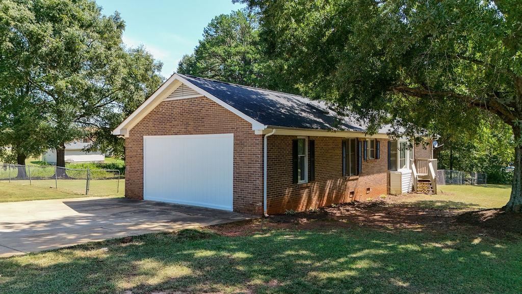 145 Lakeview Dr Property Photo 3