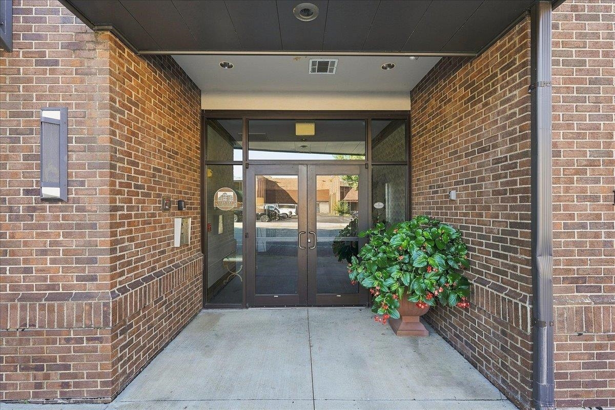 155 E Broad Street Property Photo 6