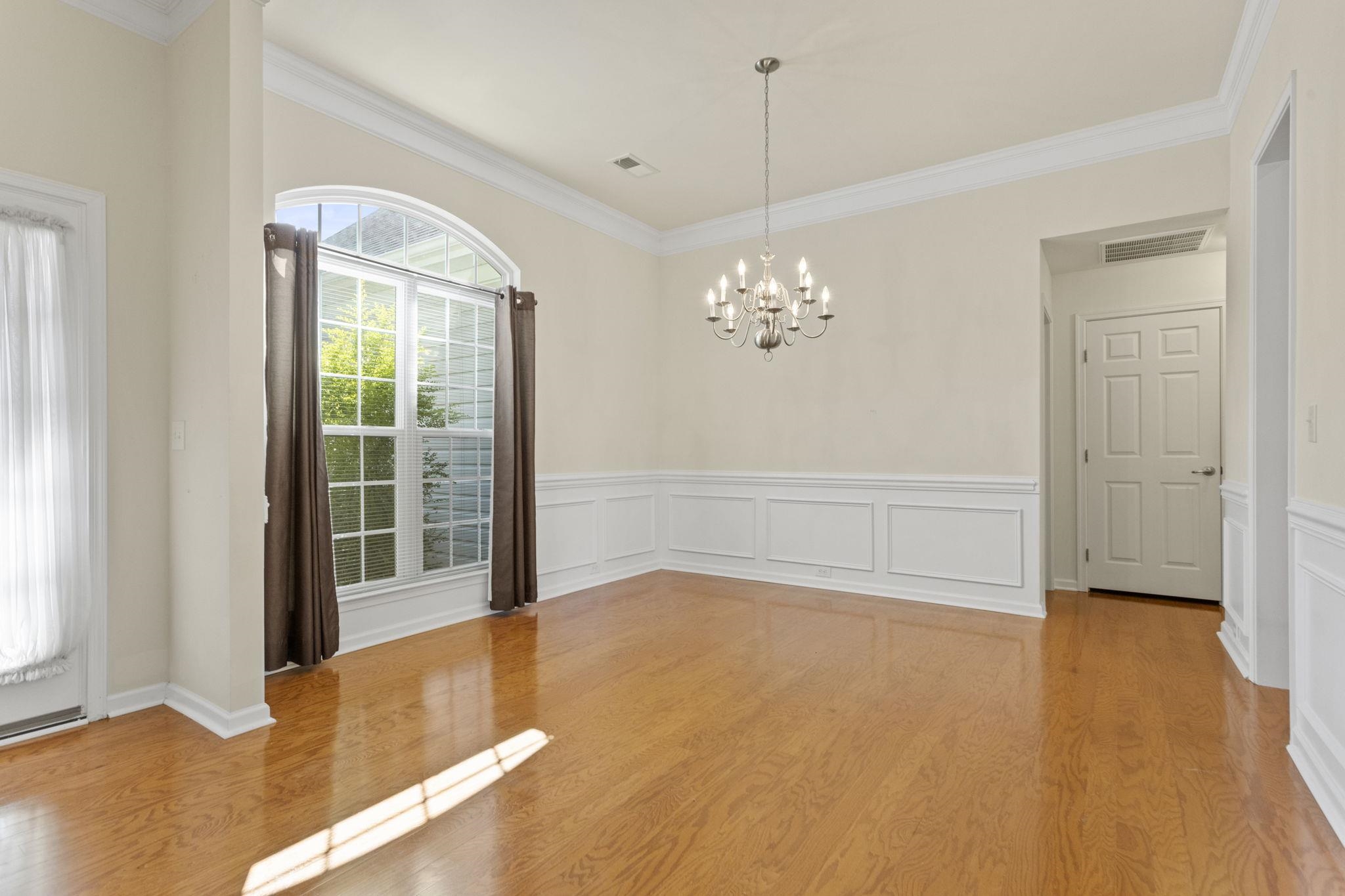 567 Shoreline Boulevard Property Photo 4