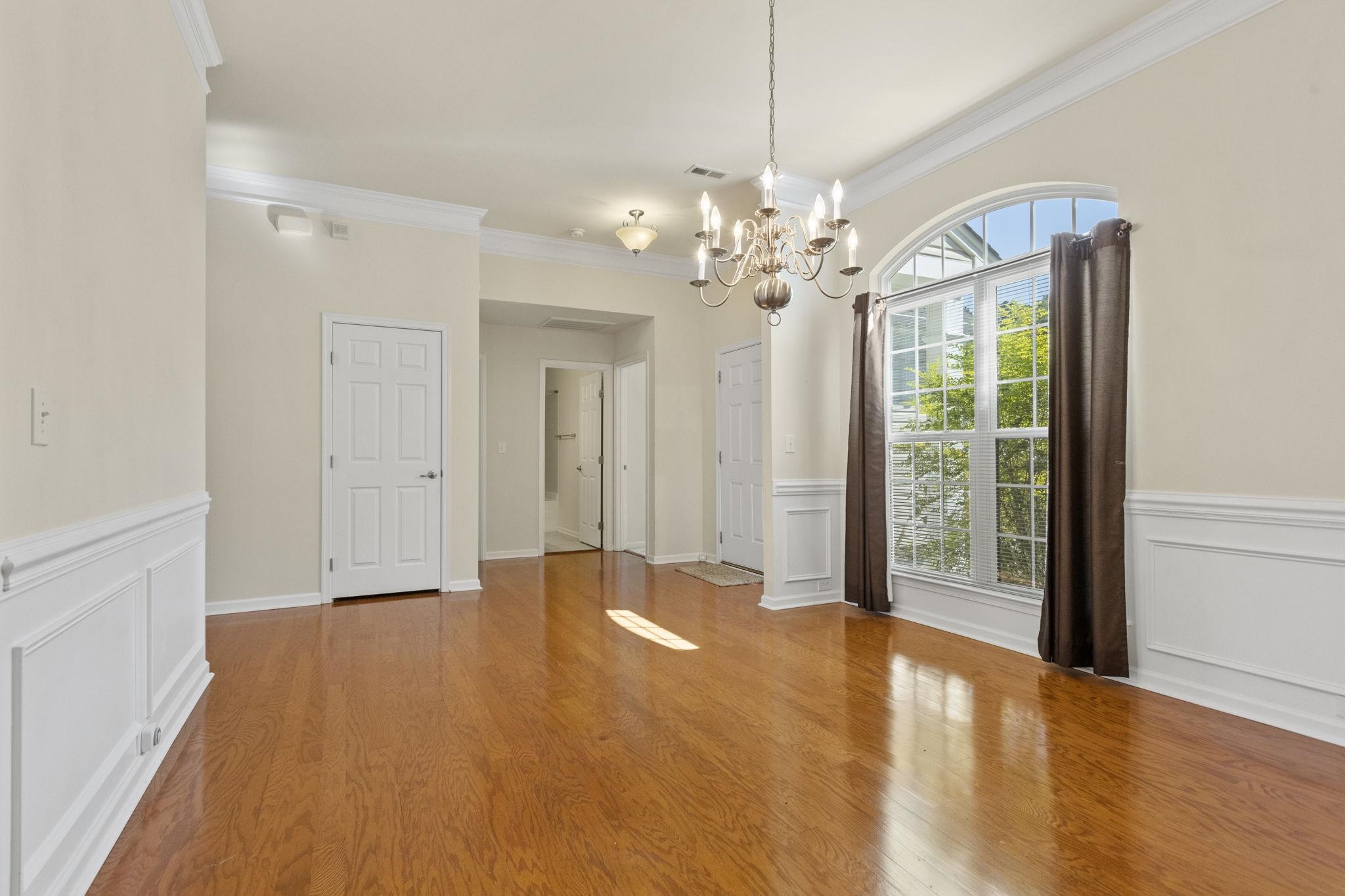 567 Shoreline Boulevard Property Photo 5
