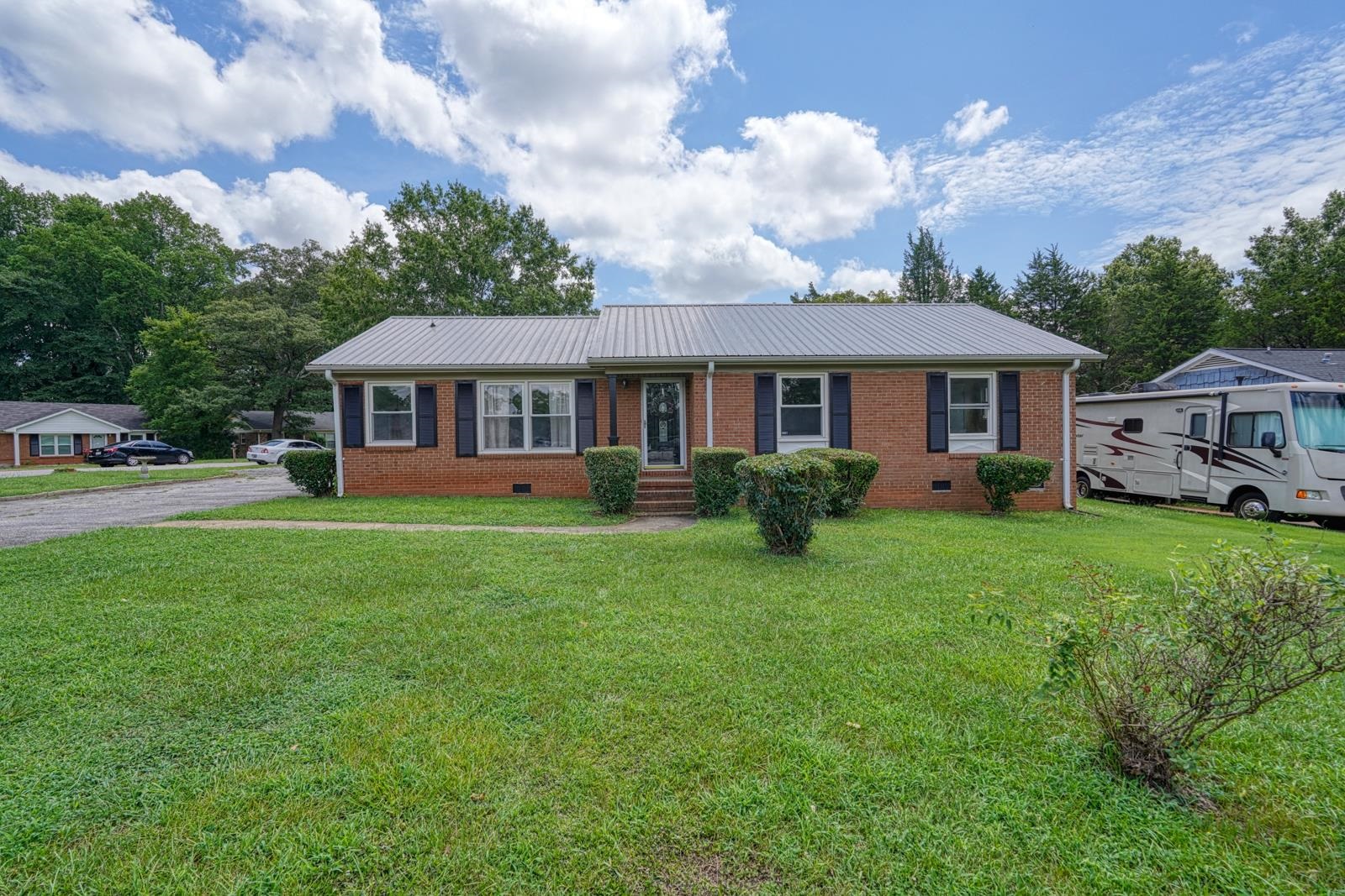 411 Vanderbilt Road Property Photo 2
