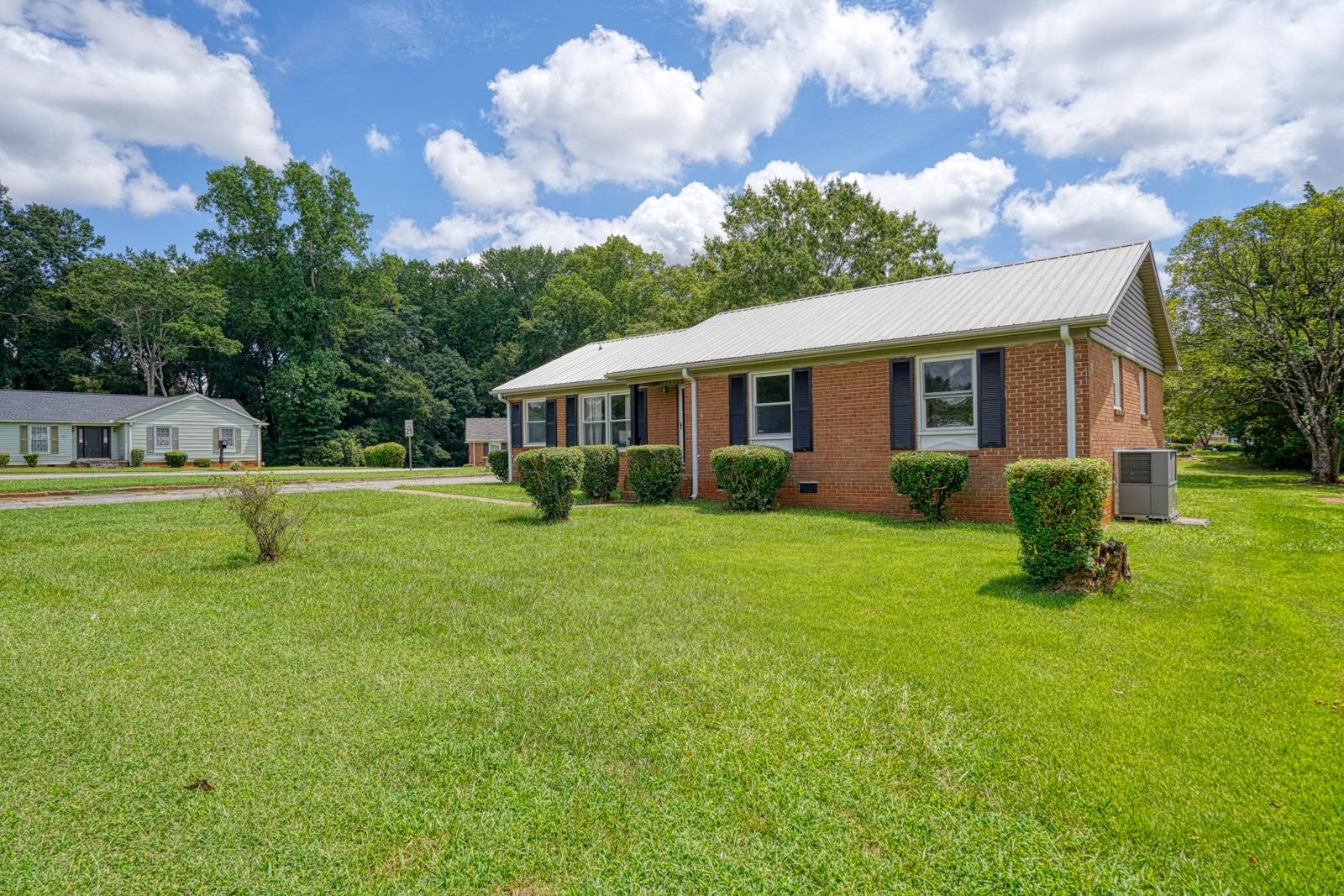 411 Vanderbilt Road Property Photo 3