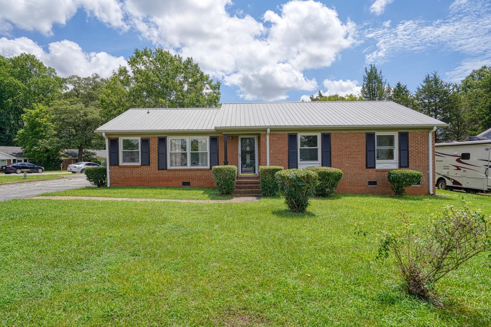 411 Vanderbilt Road Property Photo 4
