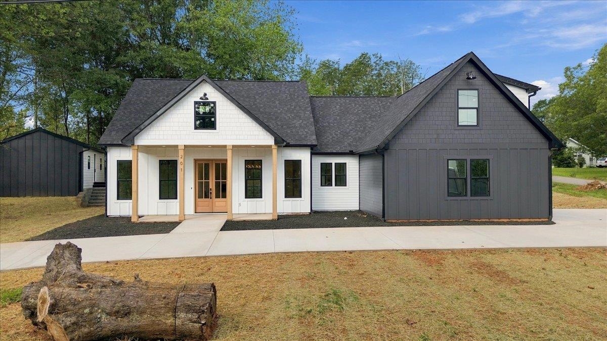 201 Maple Street Property Photo 1
