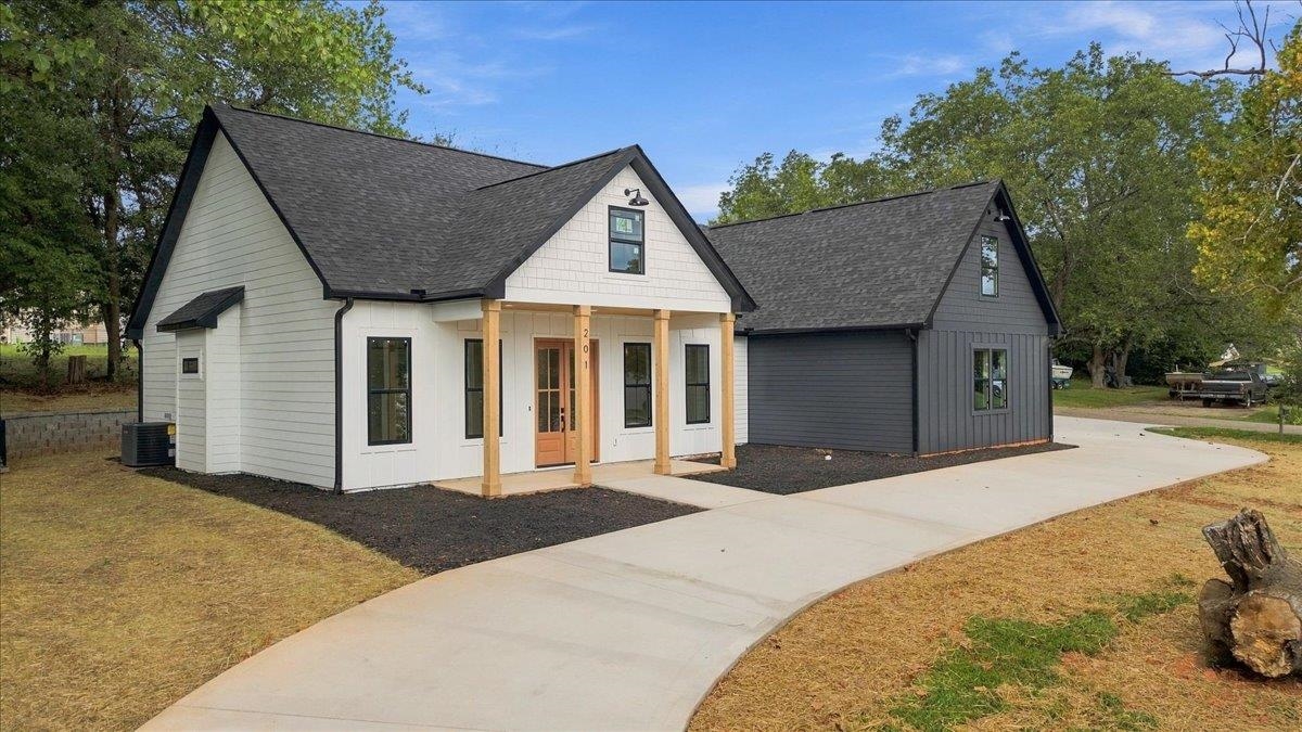 201 Maple Street Property Photo 2