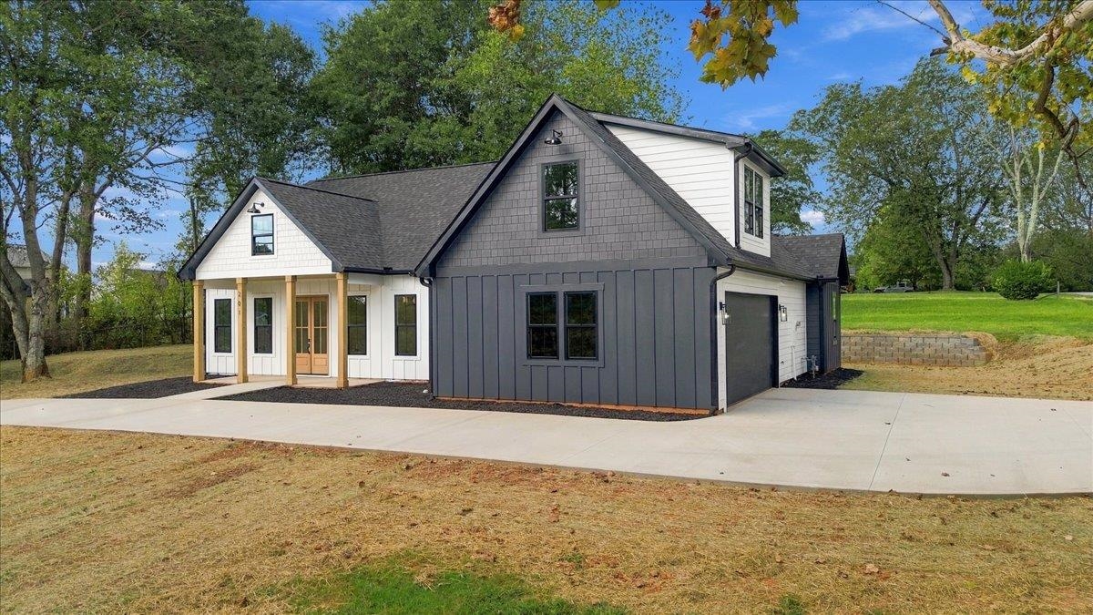 201 Maple Street Property Photo 3