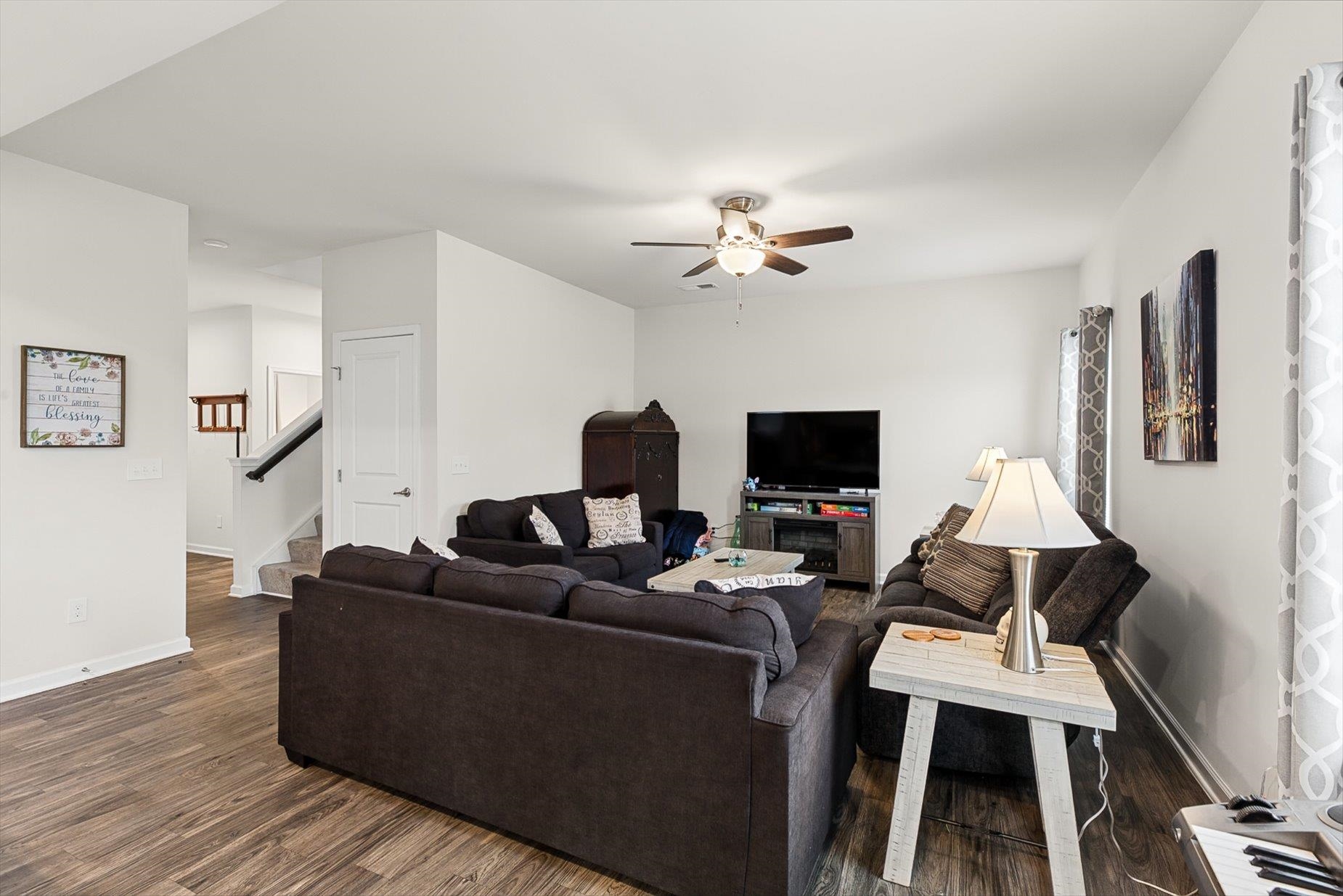 28 Wiltshire Circle Property Photo 8