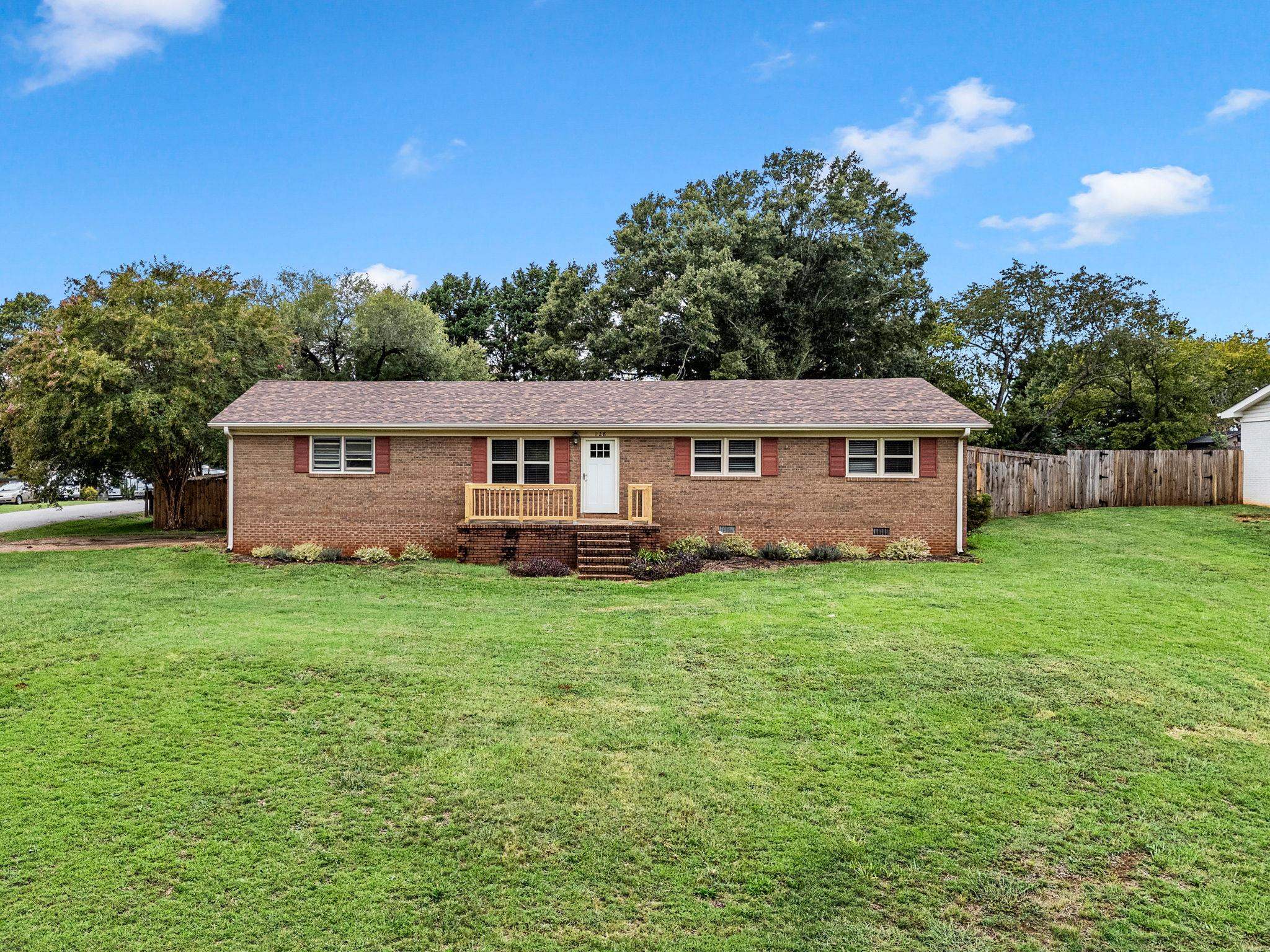 128 Twin Creek Drive Property Photo 1