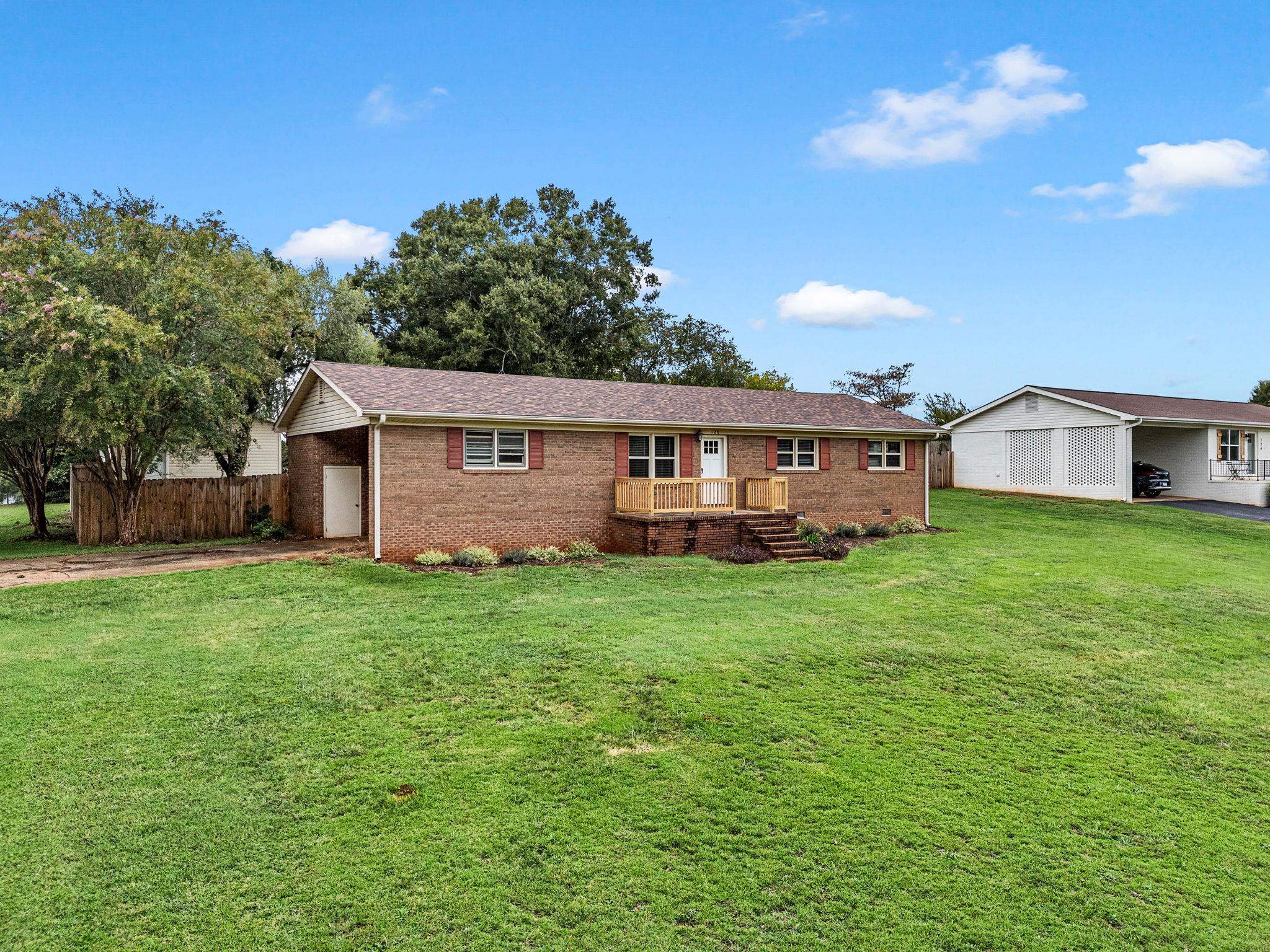 128 Twin Creek Drive Property Photo 4