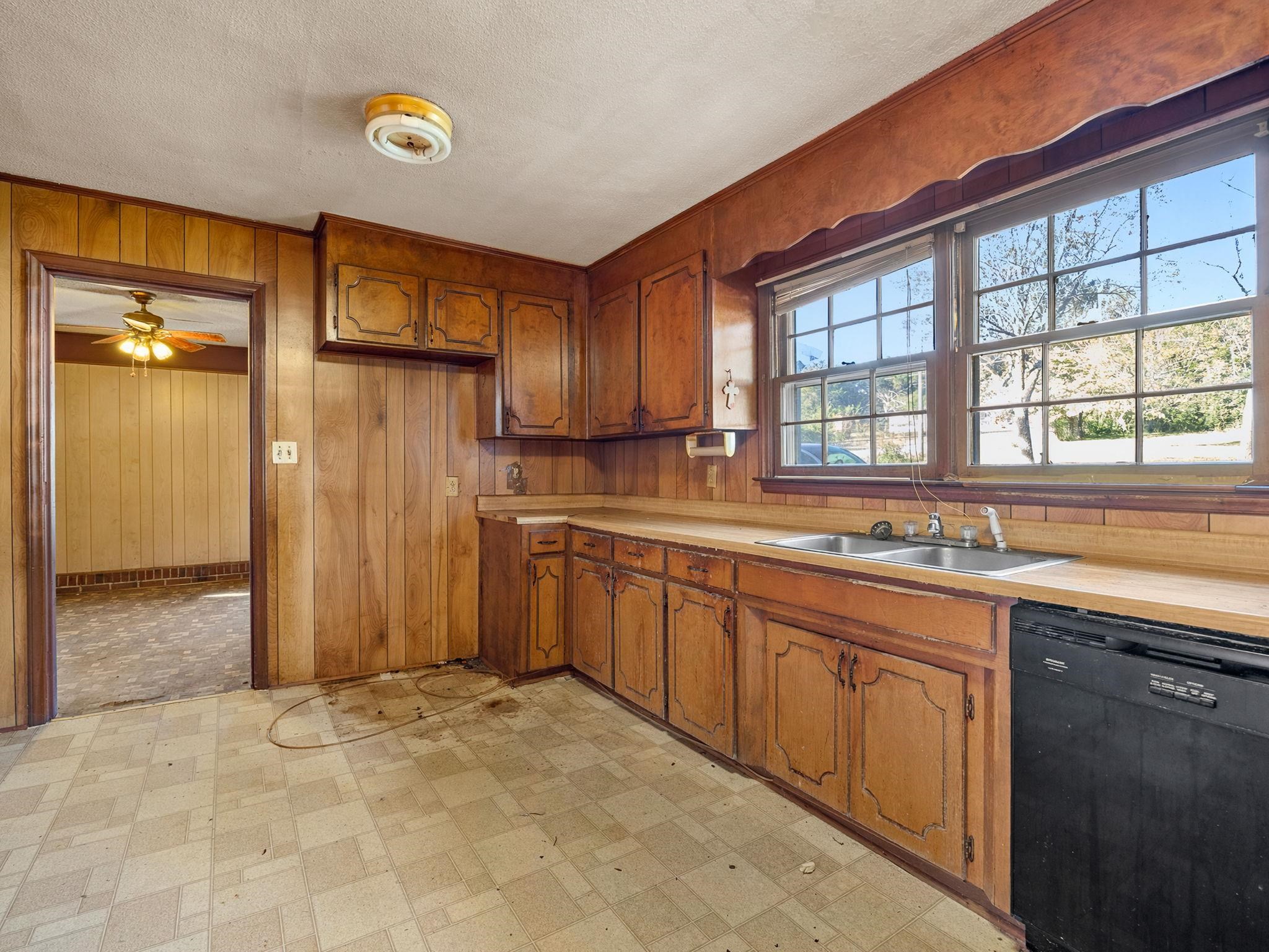 435 Summerland Drive Property Photo 8