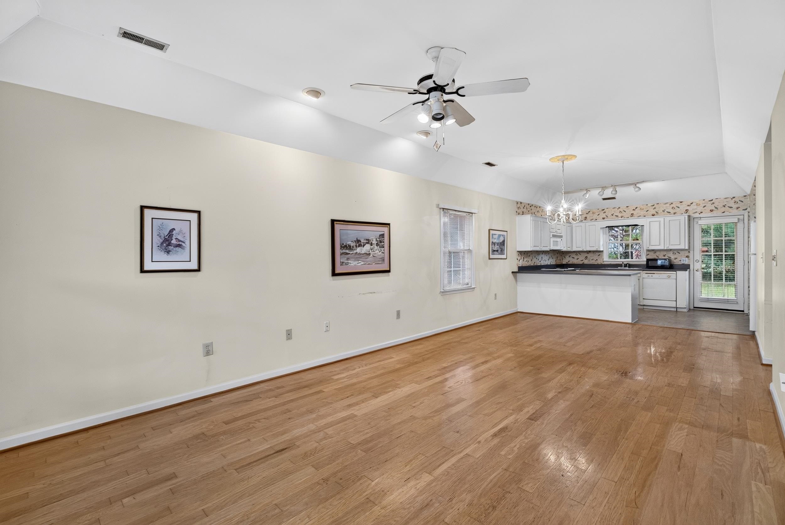 366 W Pointe Drive Property Photo 6