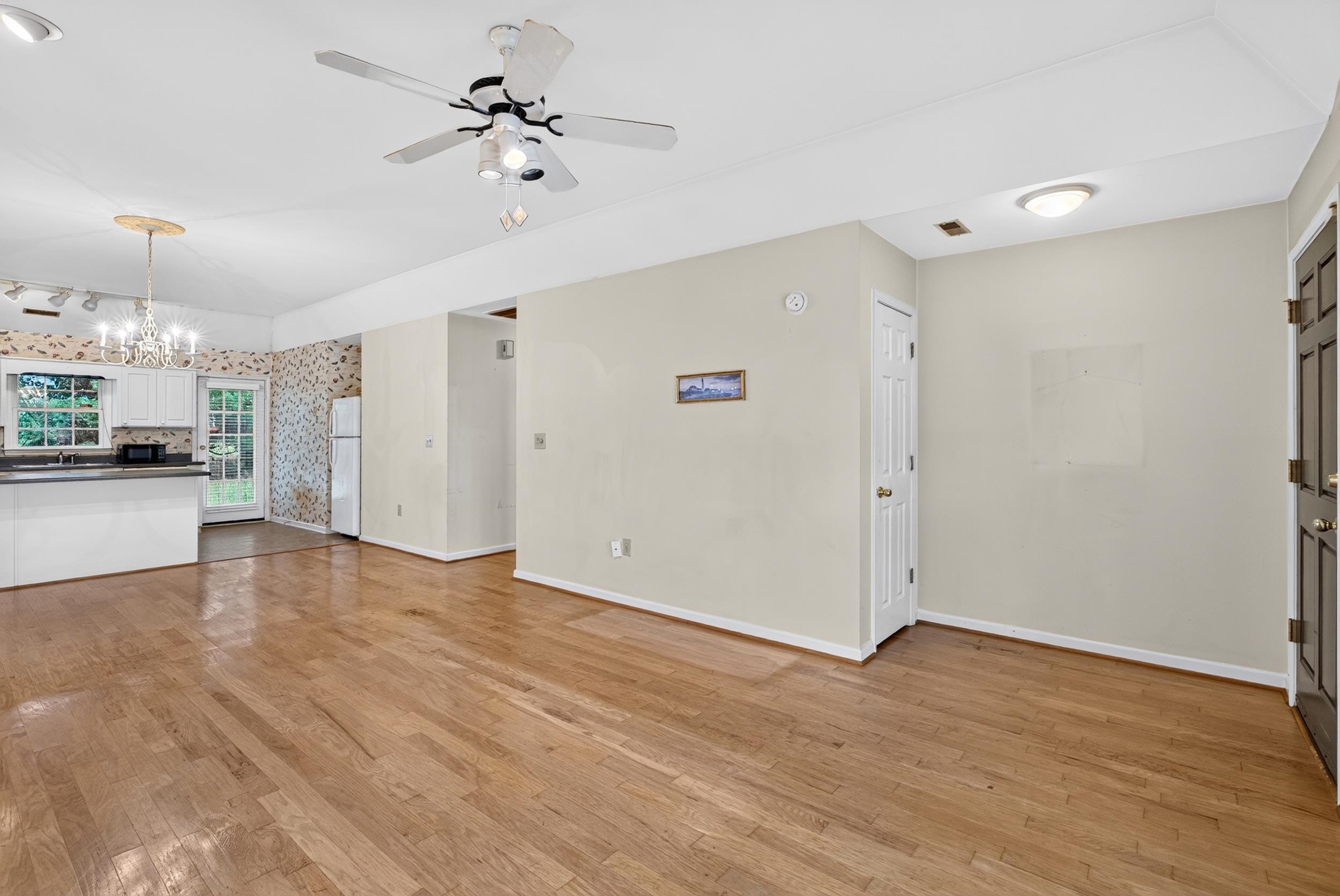 366 W Pointe Drive Property Photo 7