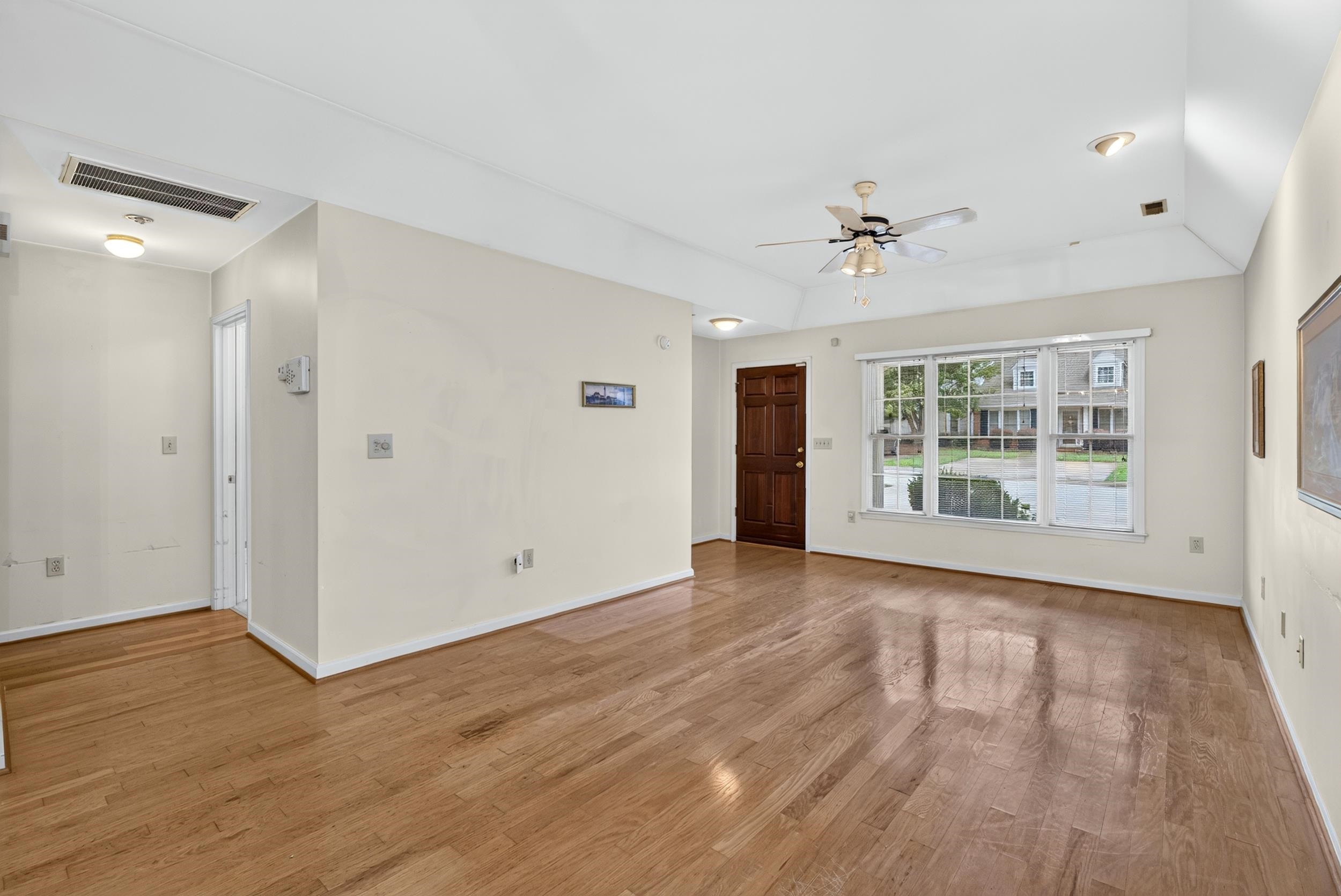 366 W Pointe Drive Property Photo 8