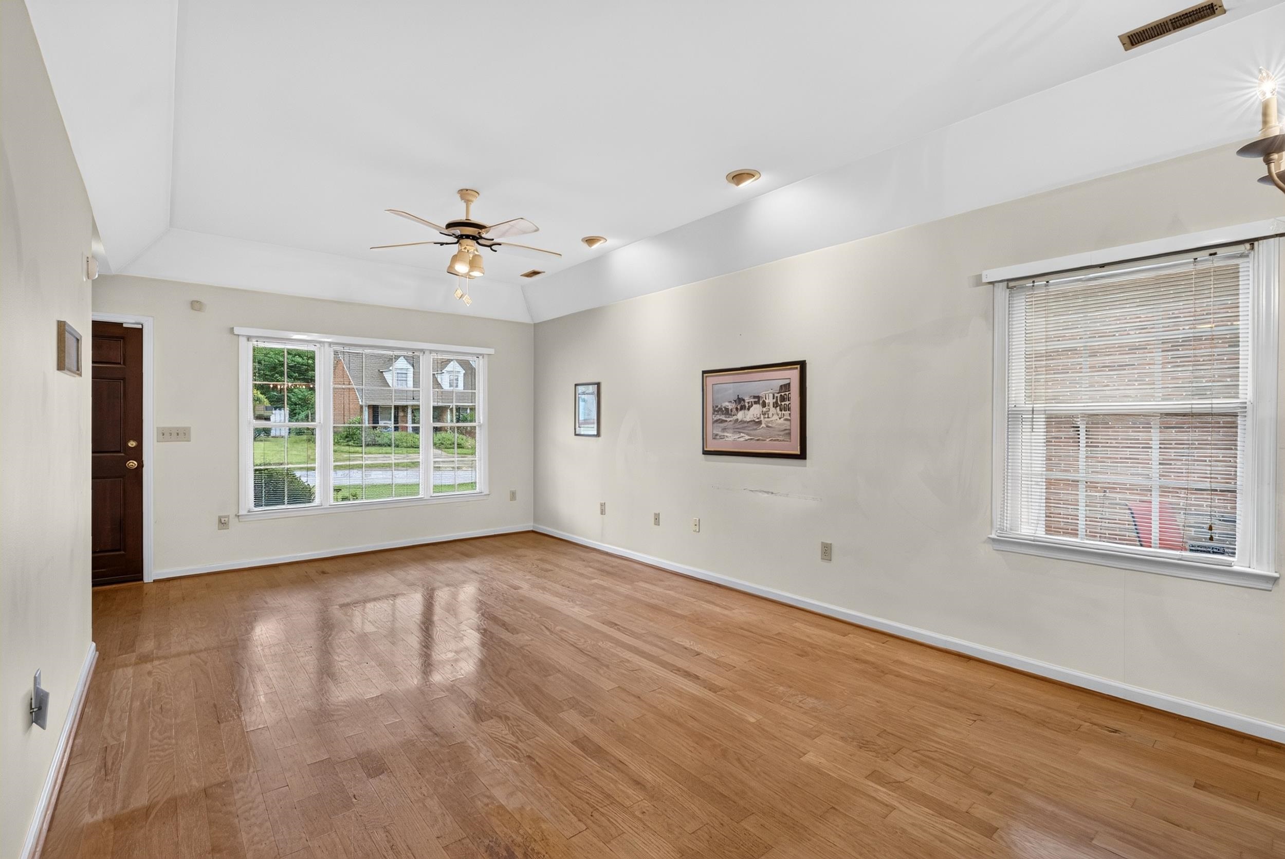 366 W Pointe Drive Property Photo 10