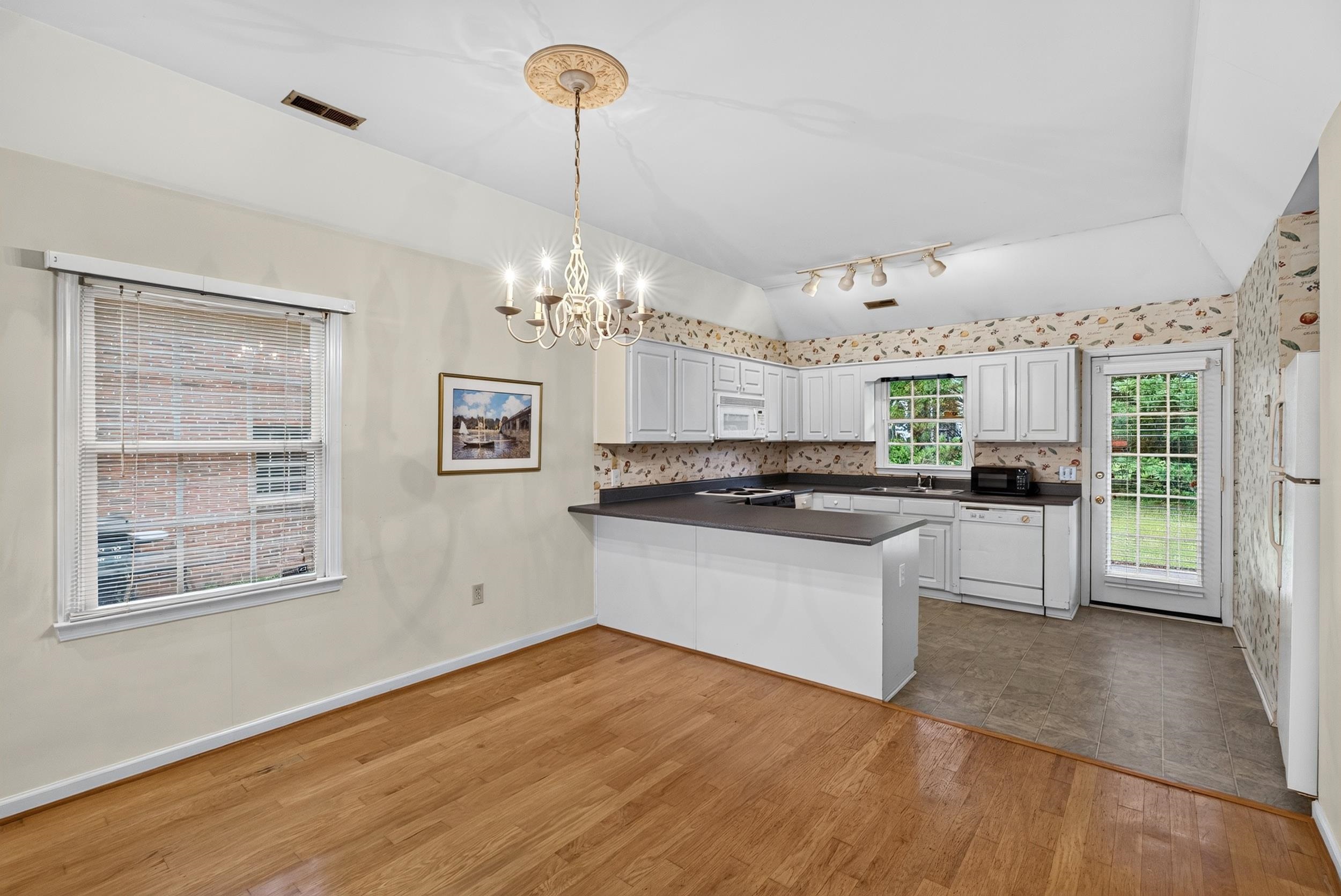 366 W Pointe Drive Property Photo 12