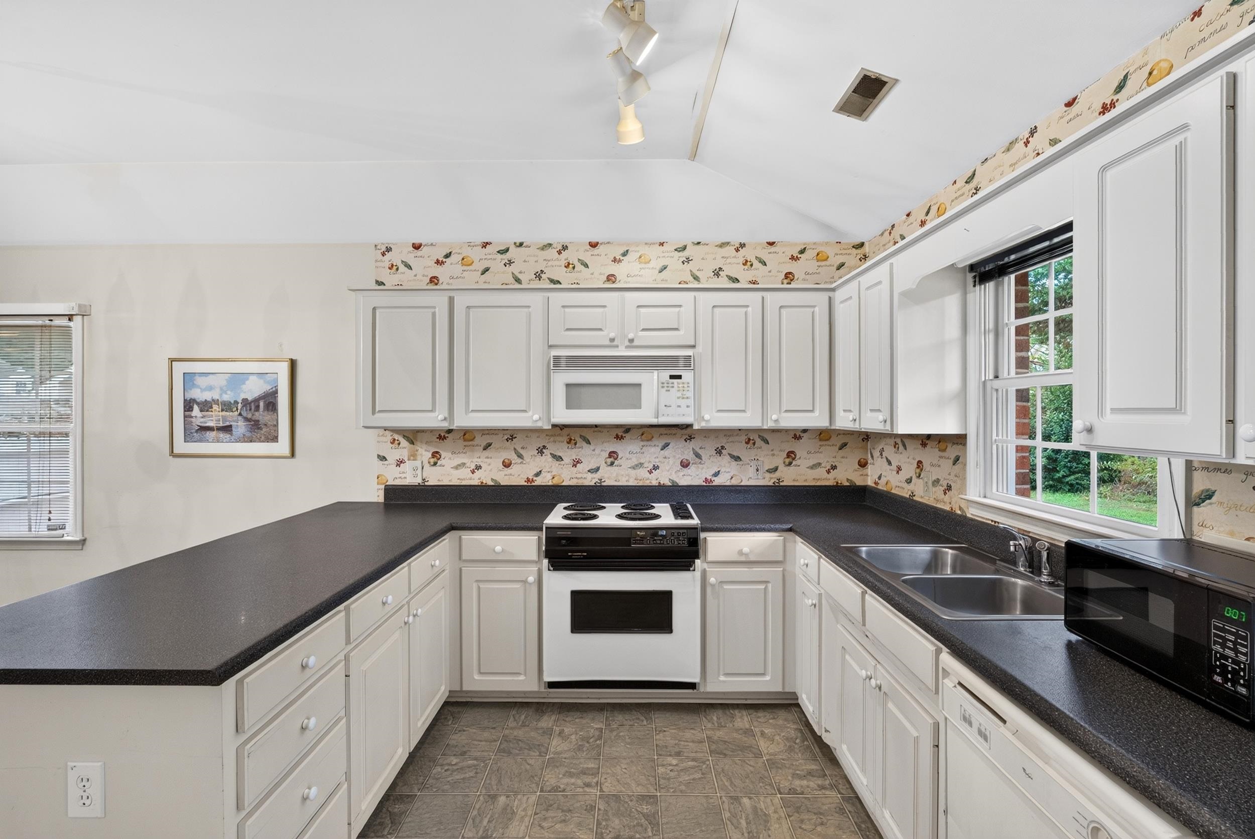 366 W Pointe Drive Property Photo 15