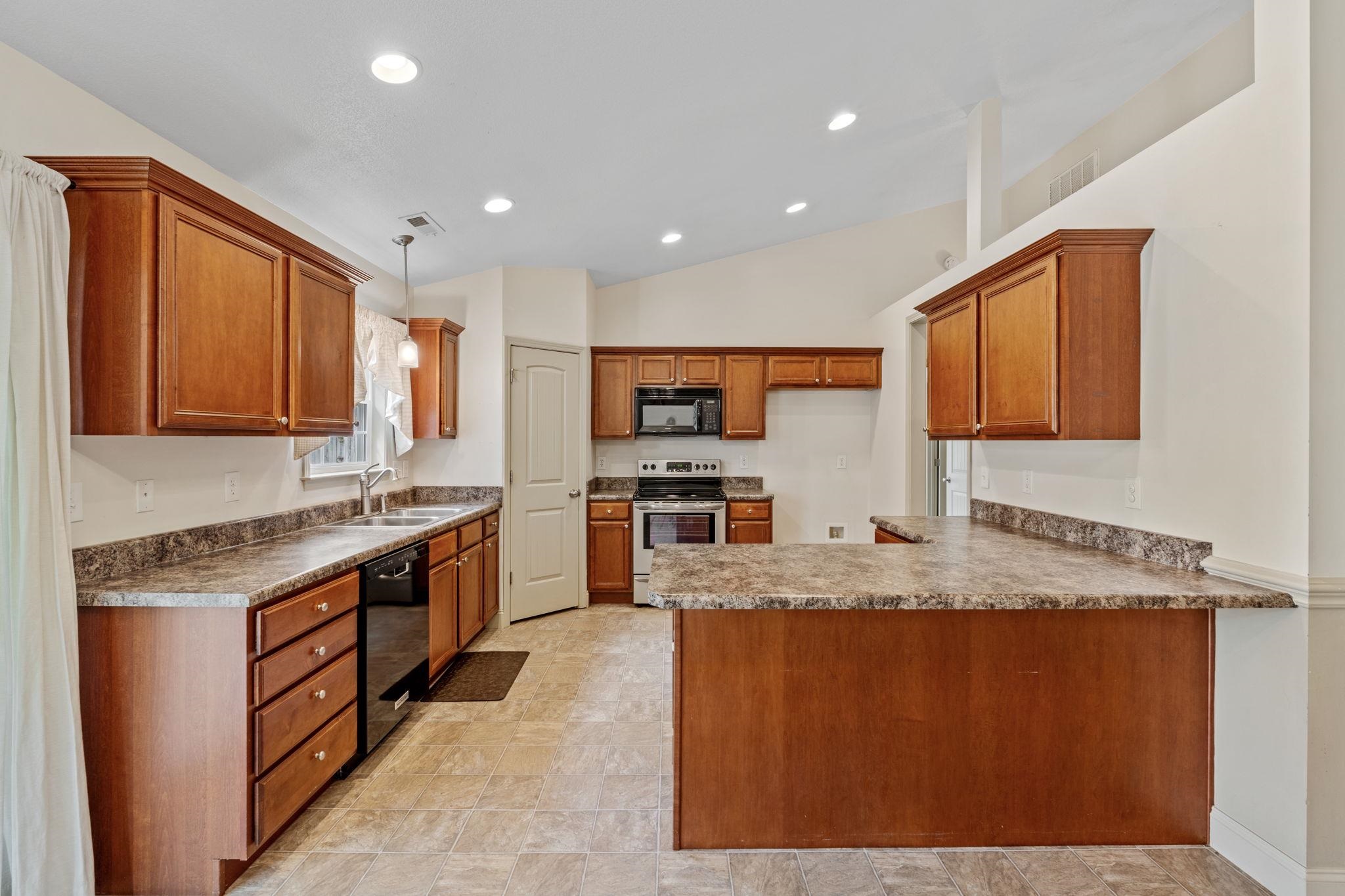863 Vandenburg Drive Property Photo 12