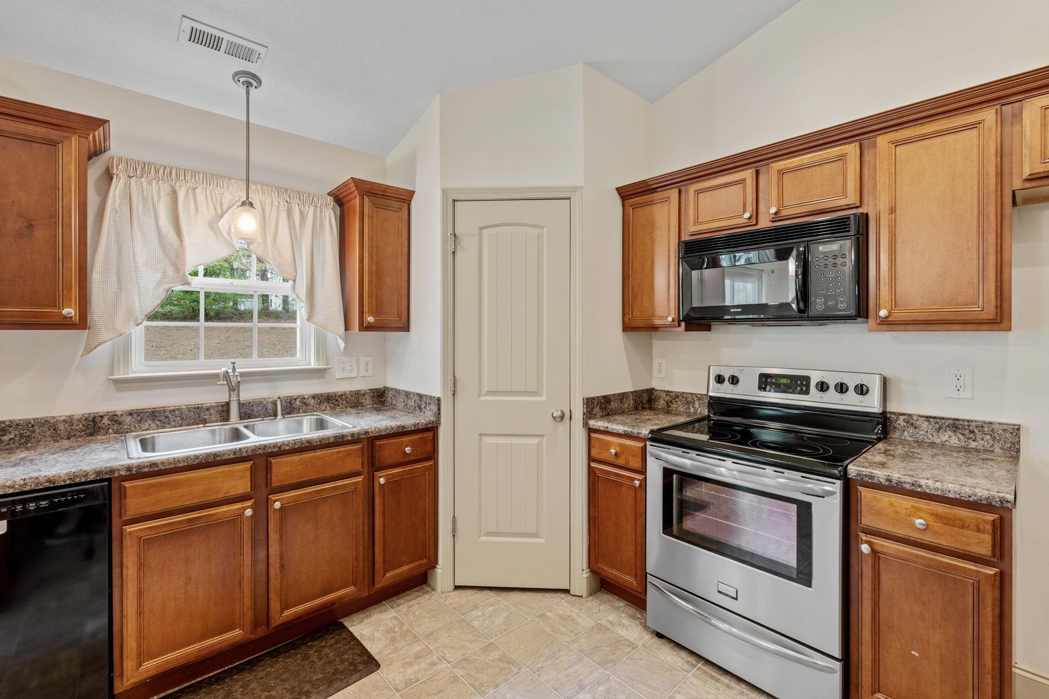 863 Vandenburg Drive Property Photo 15