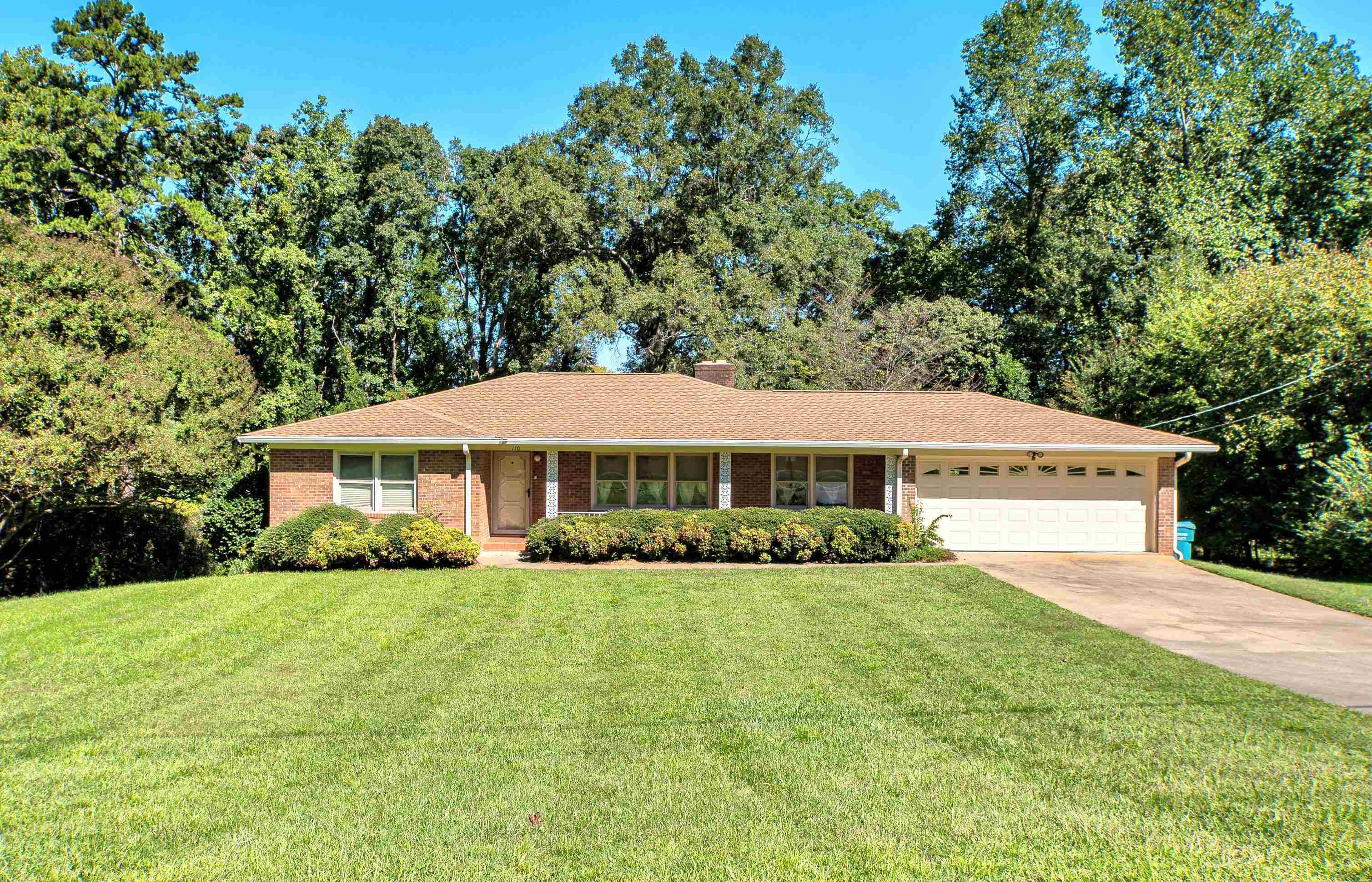 110 Crestview Dr Property Photo 1