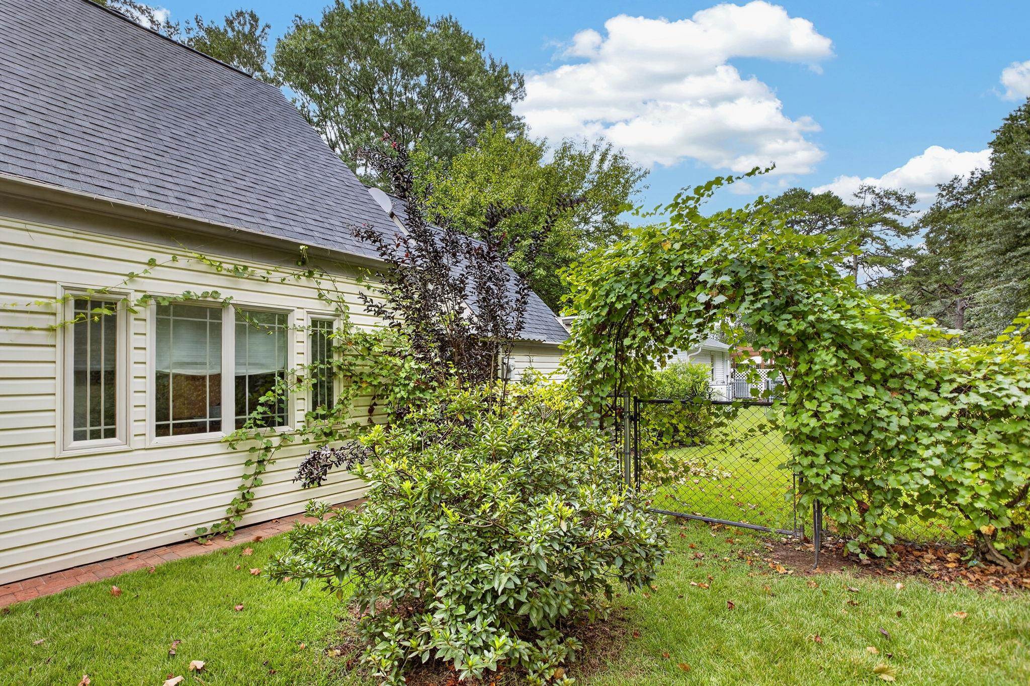 221 Saratoga Drive Property Photo 44