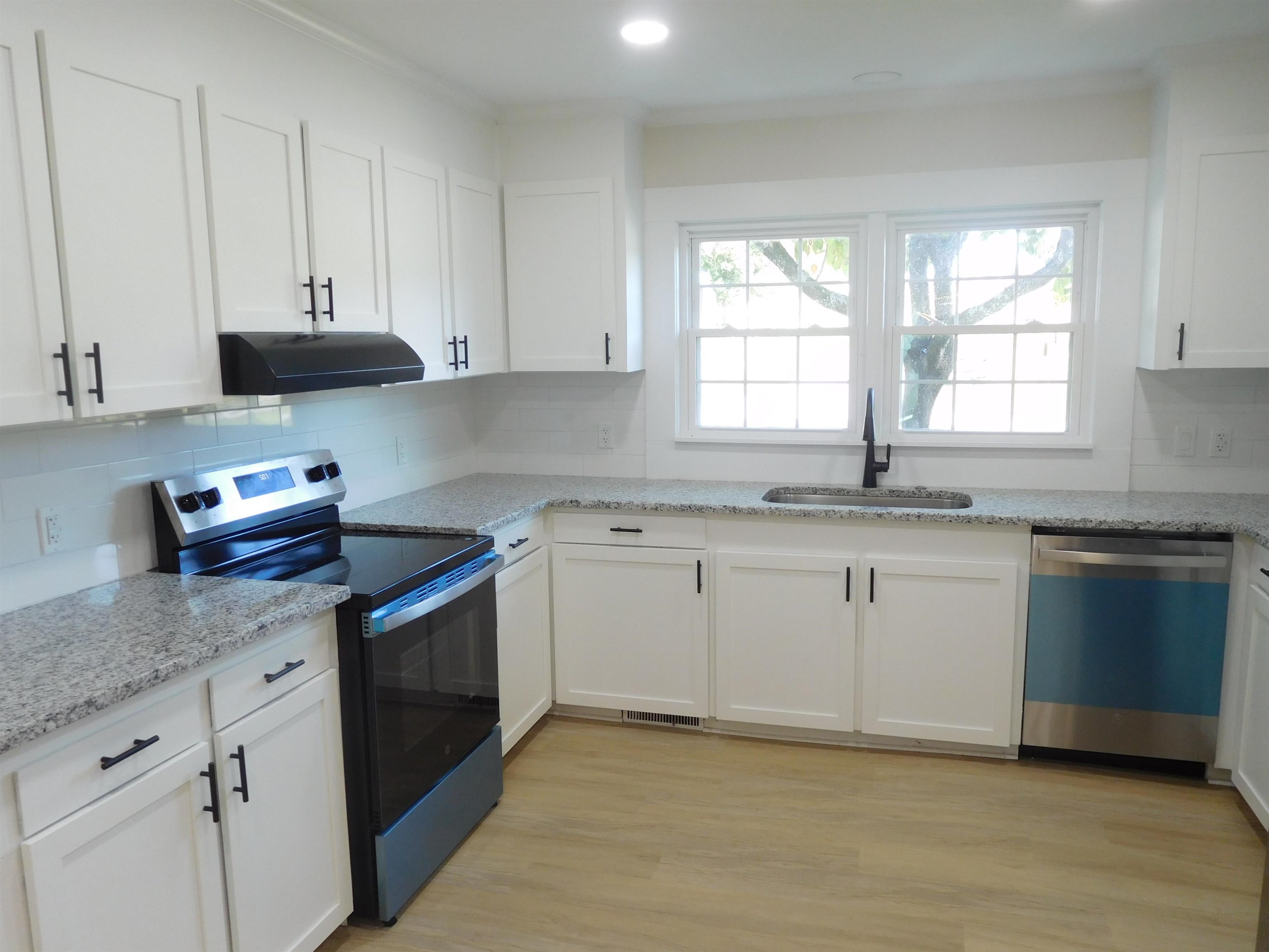 401 Thompson Street Property Photo 5