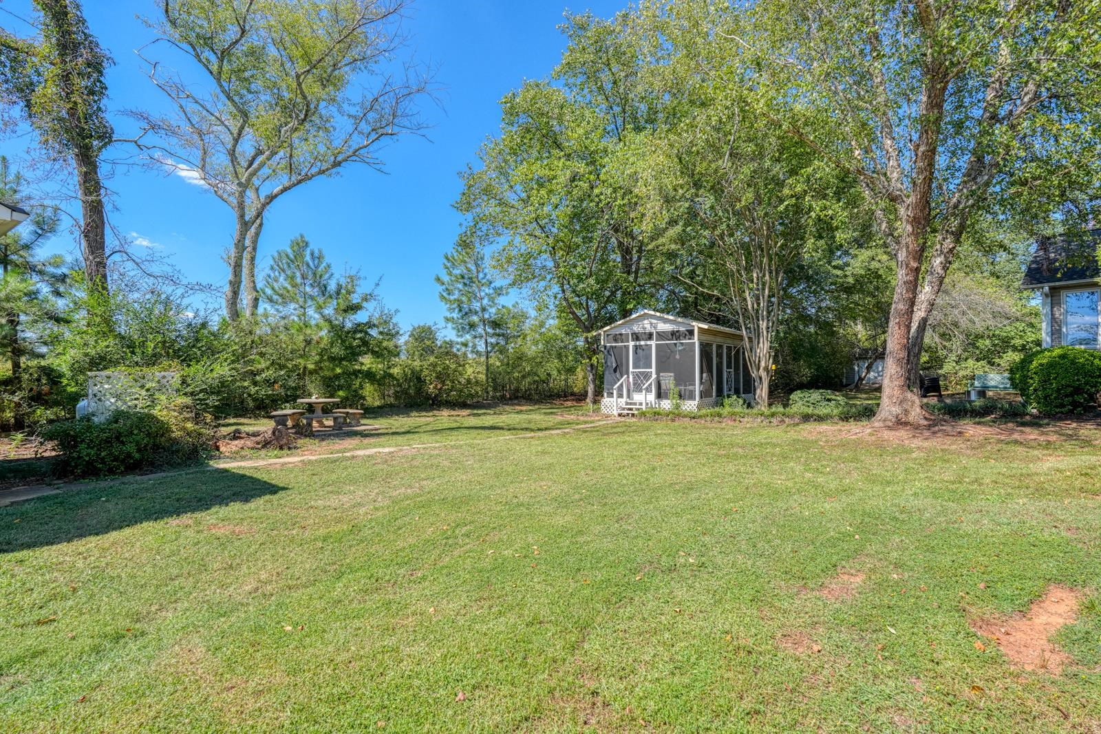 404 Cresthaven Drive Property Photo 4
