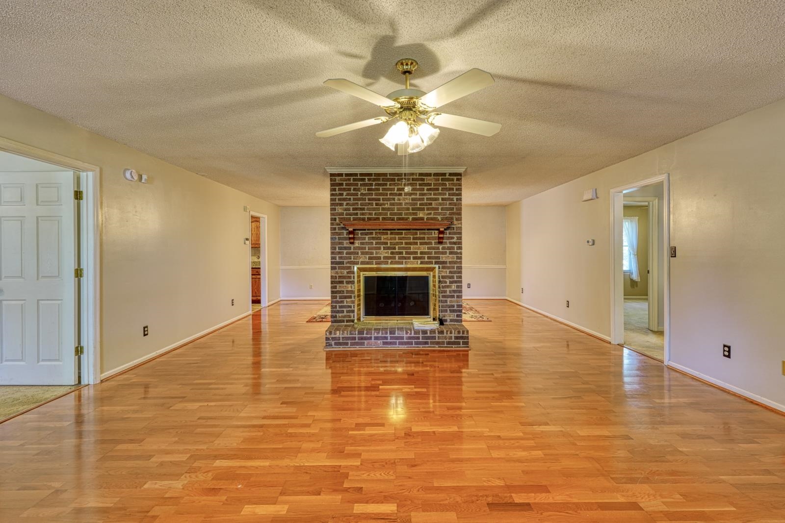 404 Cresthaven Drive Property Photo 6