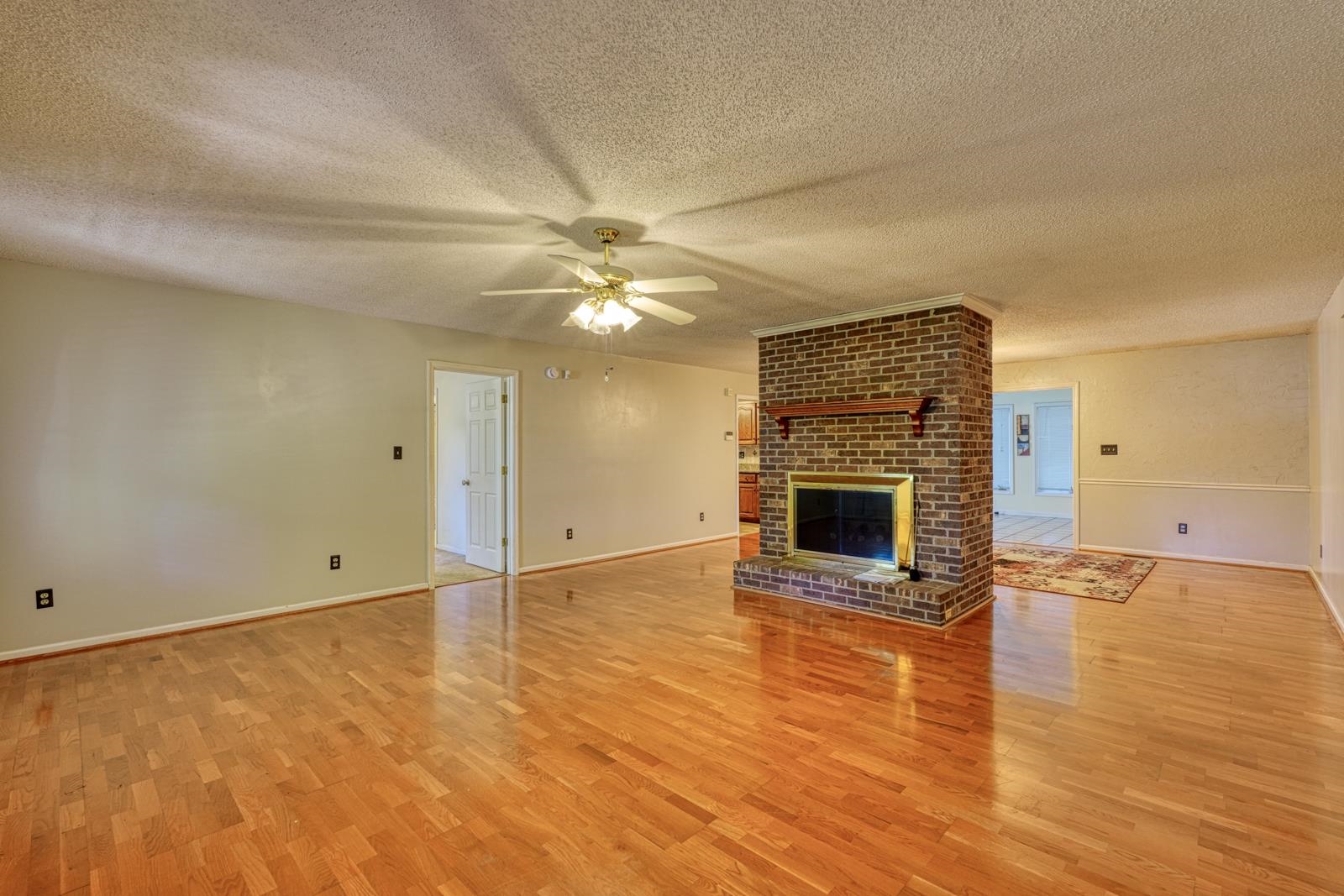 404 Cresthaven Drive Property Photo 9
